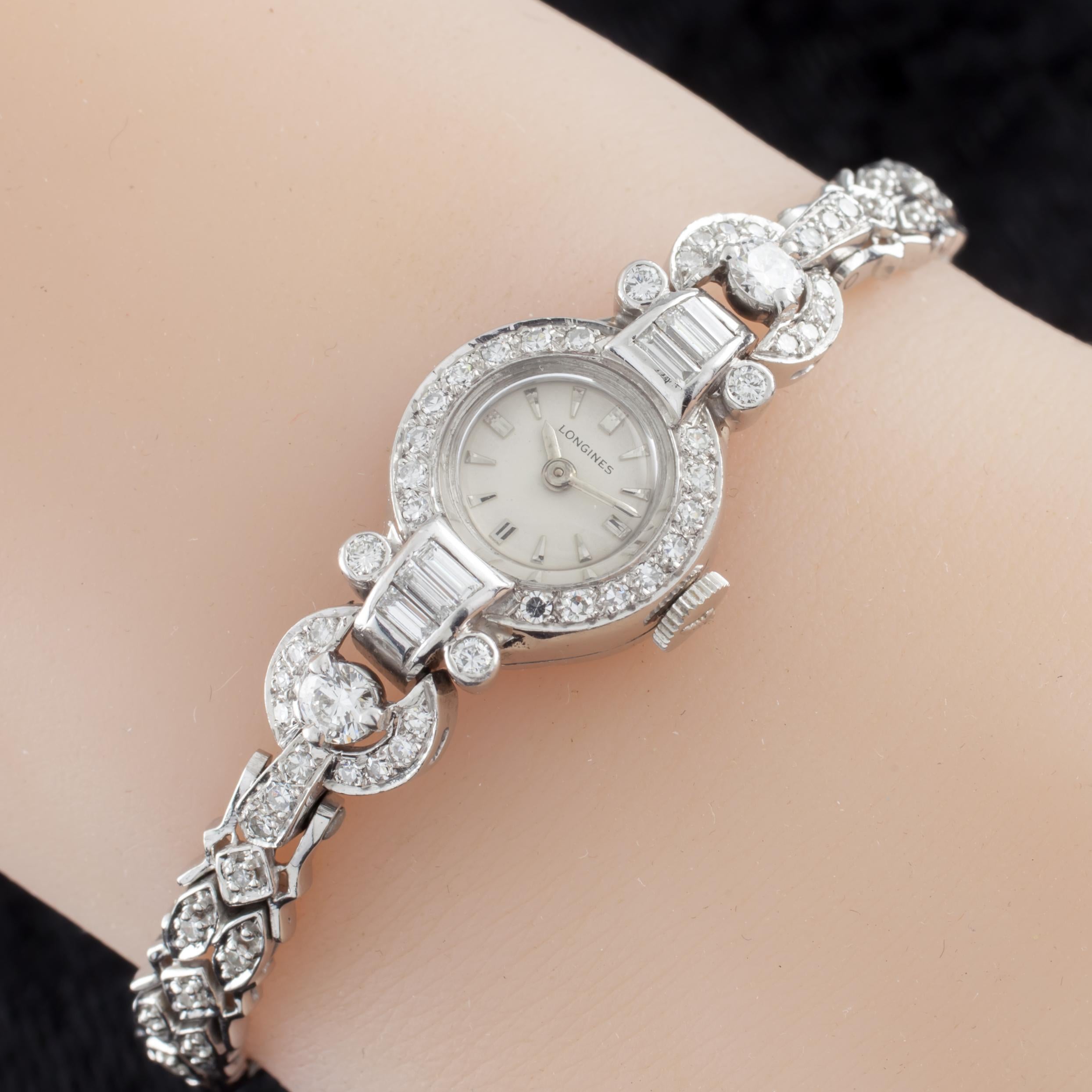Moderne Longines Montre habillée en platine et or blanc 14 carats avec diamants pour femmes en vente