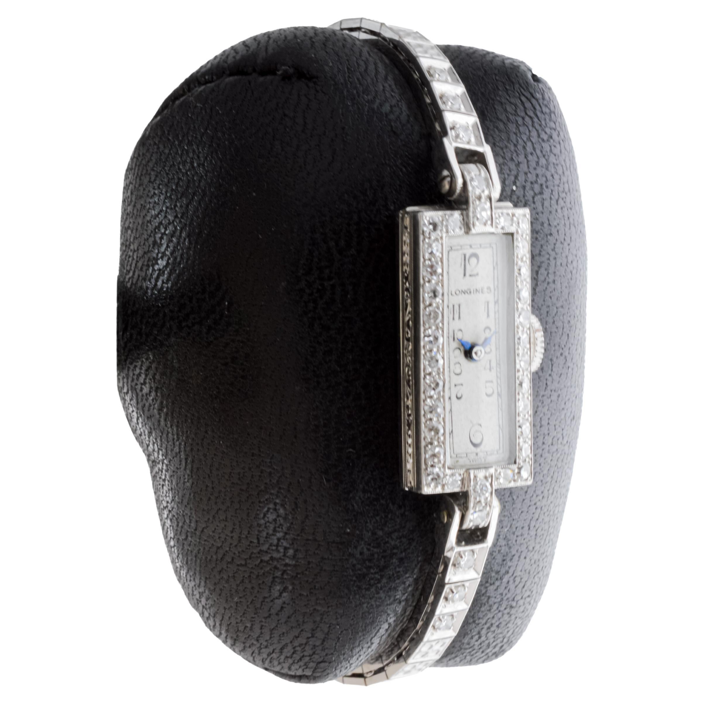 FABRIK / HAUS: Longines Uhrenfabrik
STIL / REFERENZ: Art Deco / Dress Watch
METALL / MATERIAL: Platin mit 14Kt. Goldarmband / Echte Diamanten 
CIRCA / JAHR: 1940er Jahre
ABMESSUNGEN / GRÖSSE: Länge 20mm X Breite 10mm
UHRWERK / KALIBER: Handaufzug /
