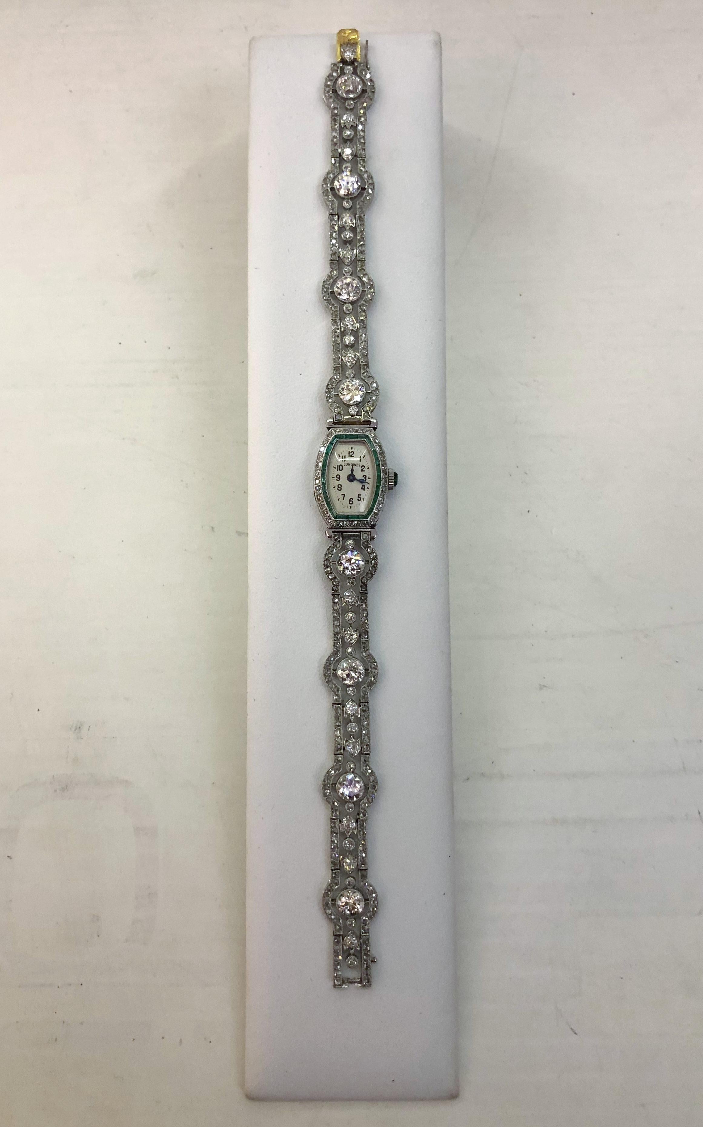 Orologio Longines milgrain in platino funzionante degli anni 1920-1930 con movimento svizzero.
I diamanti brillanti hanno un totale di 5,40 carati, di colore G-H-I, e gli 8 diamanti centrali vanno da 0,50 carati a 0,42 carati.
L'orologio è