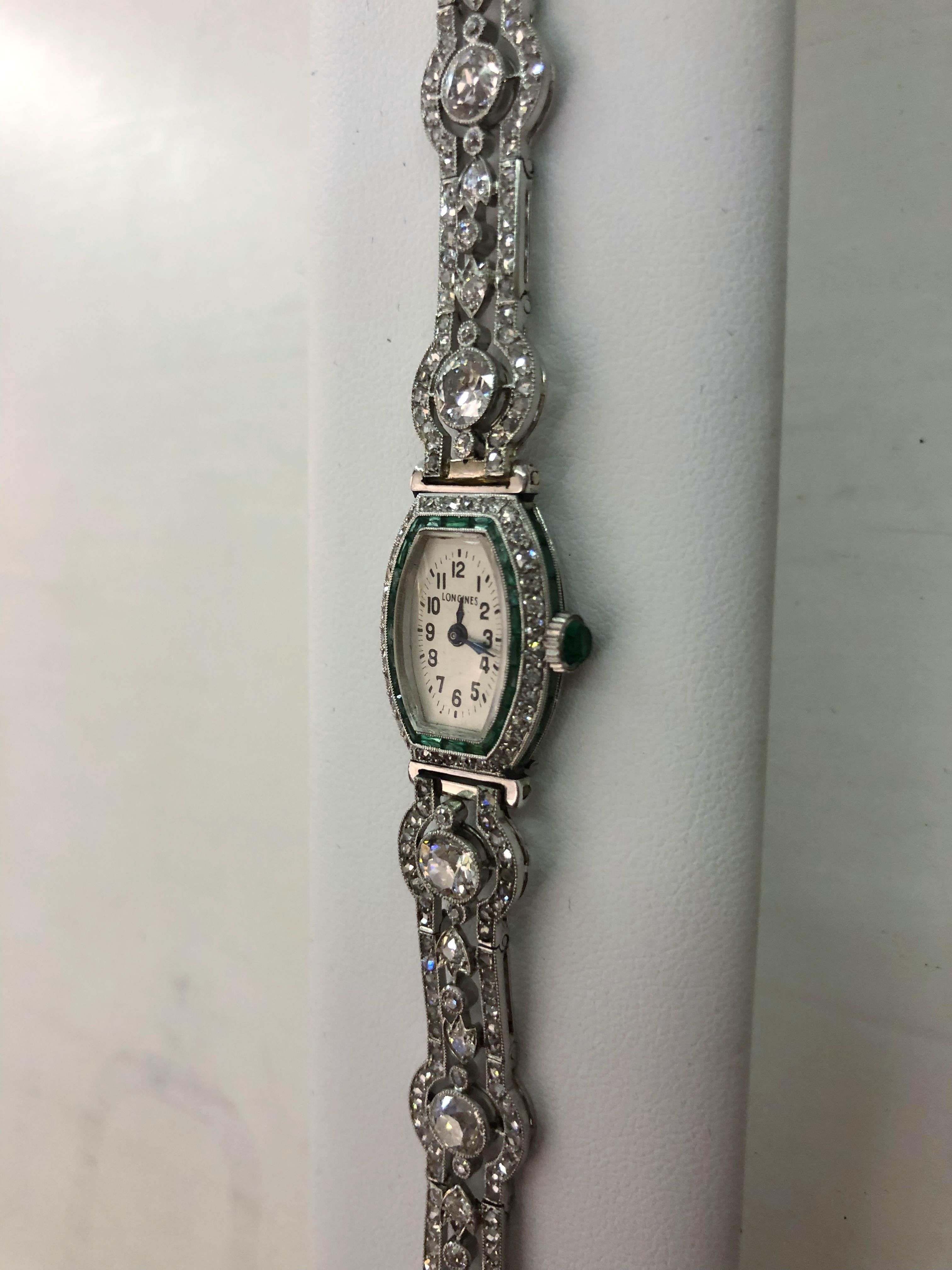 Taglio brillante Orologio Longines in platino con smeraldo e diamante in vendita