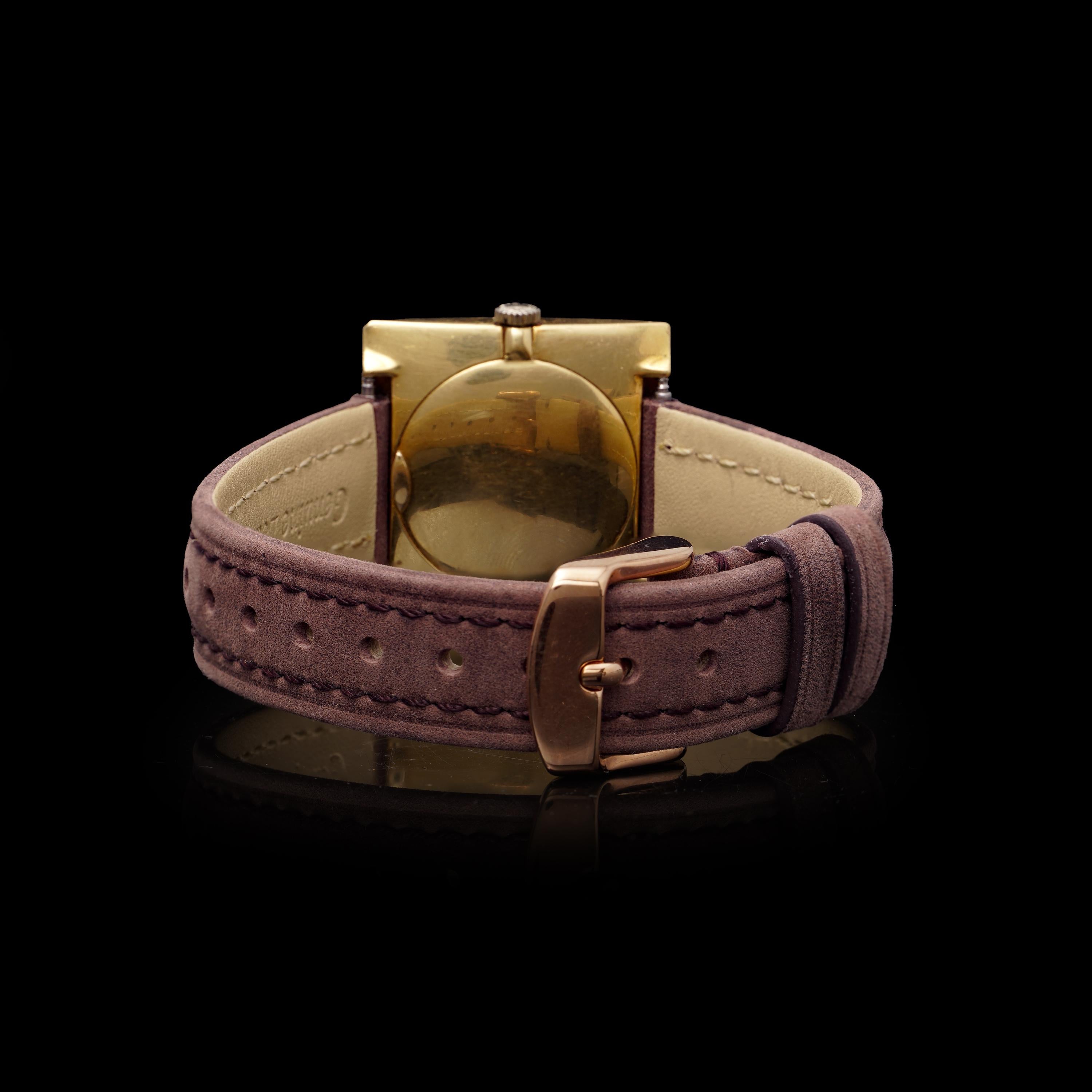 Longines Prix d'Honneur Orologio quadrato d'oro 18ct a carica manuale.

Descrizione:
Questo raffinato orologio da polso Longines Prix d'Honneur degli anni '60 mostra la sofisticata sensibilità del design dell'epoca. L'orologio, pubblicizzato dal