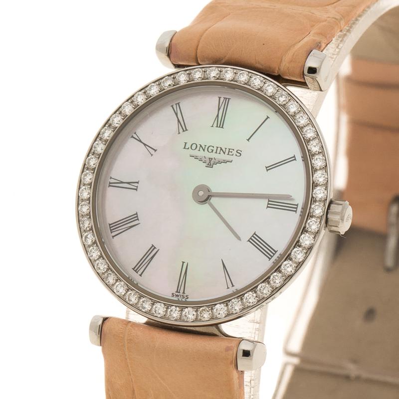 Dazzle the eyes that fall on you when you flaunt this La Grande Classique timepiece by Longines on your wrist. Swiss made, the watch has a stainless steel case that is held by a leather bracelet. On a magnificent Mother of Pearl dial, there are