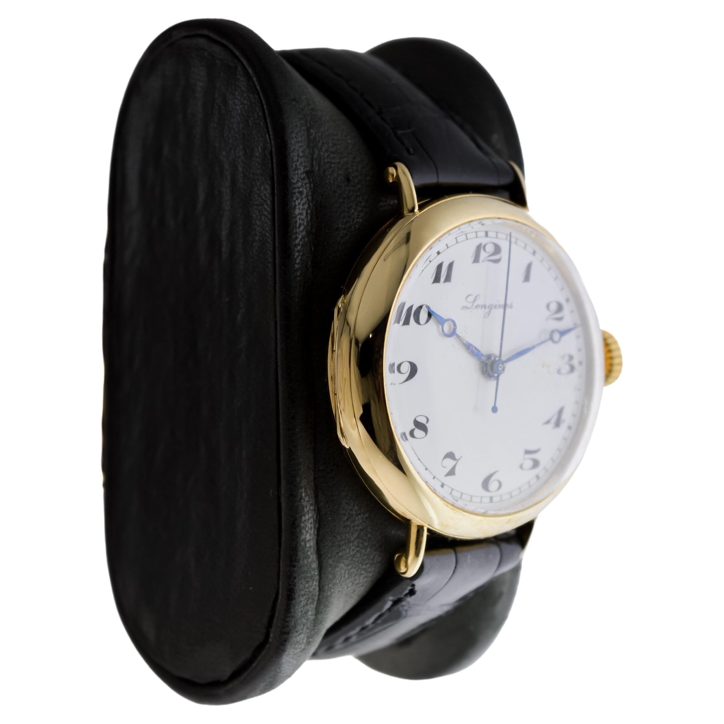 FABBRICA / CASA: Azienda orologiera Longines
STILE / RIFERIMENTO: Campagna / Stile militare 
METALLO / MATERIALE: Oro giallo 18Kt 
CIRCA / ANNO: 1922
DIMENSIONI: Lunghezza 40mm X Diametro 34mm
MOVIMENTO / CALIBRO: Carica manuale / 15 rubini / Sweep