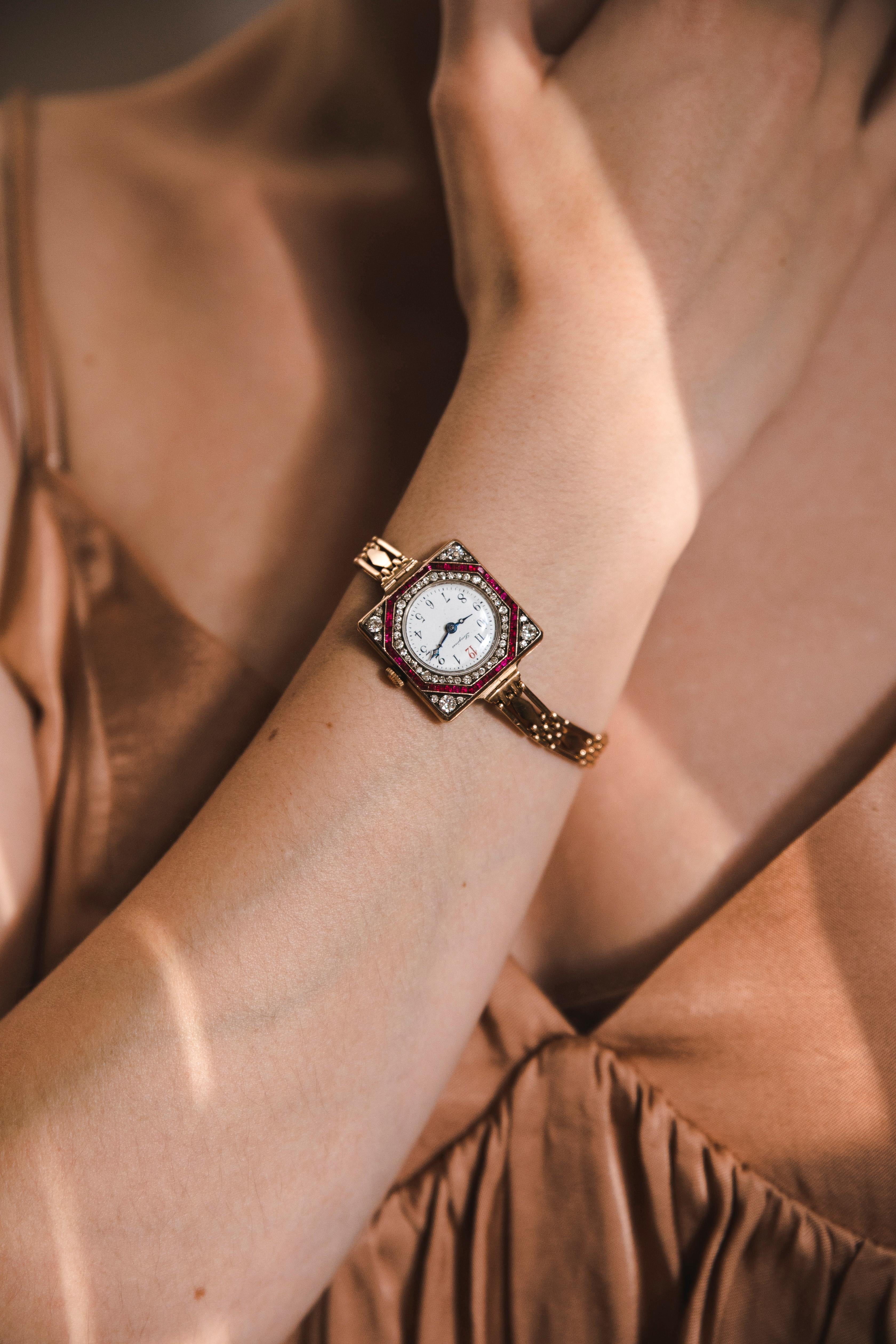 Taille ronde Longines Montre de collection unique en or 56 diamants et rubis pour femme importante, 1910 en vente