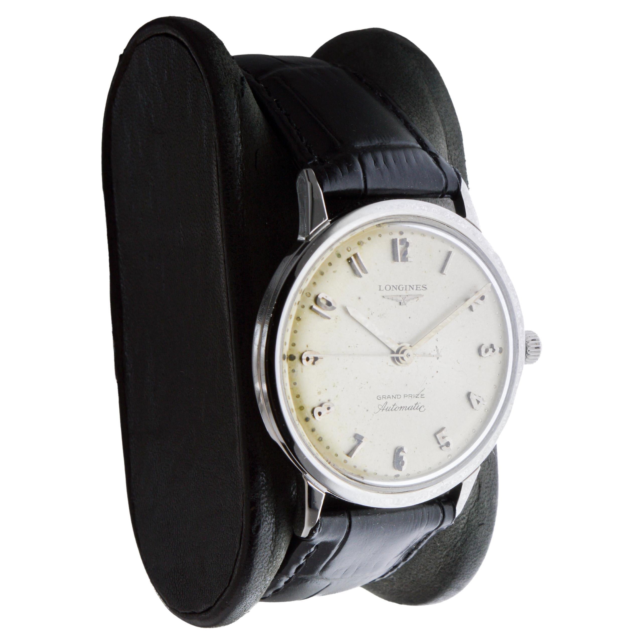 FABRIK / HAUS: Longines Uhrenfabrik
STIL / REFERENZ: Grand Prize Round Style 
METALL / MATERIAL: Rostfreier Stahl
CIRCA / JAHR: 1950er - 60er Jahre
ABMESSUNGEN / GRÖSSE: Länge 40mm Spitze zu Spitze, Durchmesser 33mm
UHRWERK / KALIBER: