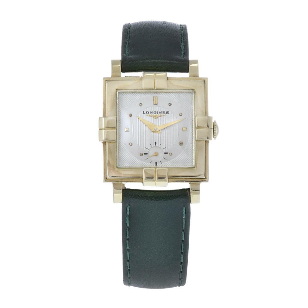 Wir präsentieren die Longines 1940's Circa 14KT Gold Tank Watch - eine Vintage-Schönheit mit einem 28x28mm großen quadratischen Gehäuse und einer eleganten, geformten Lünette. Goldfarbene Markierungen auf dem Zifferblatt und ein Sekundenzeiger auf