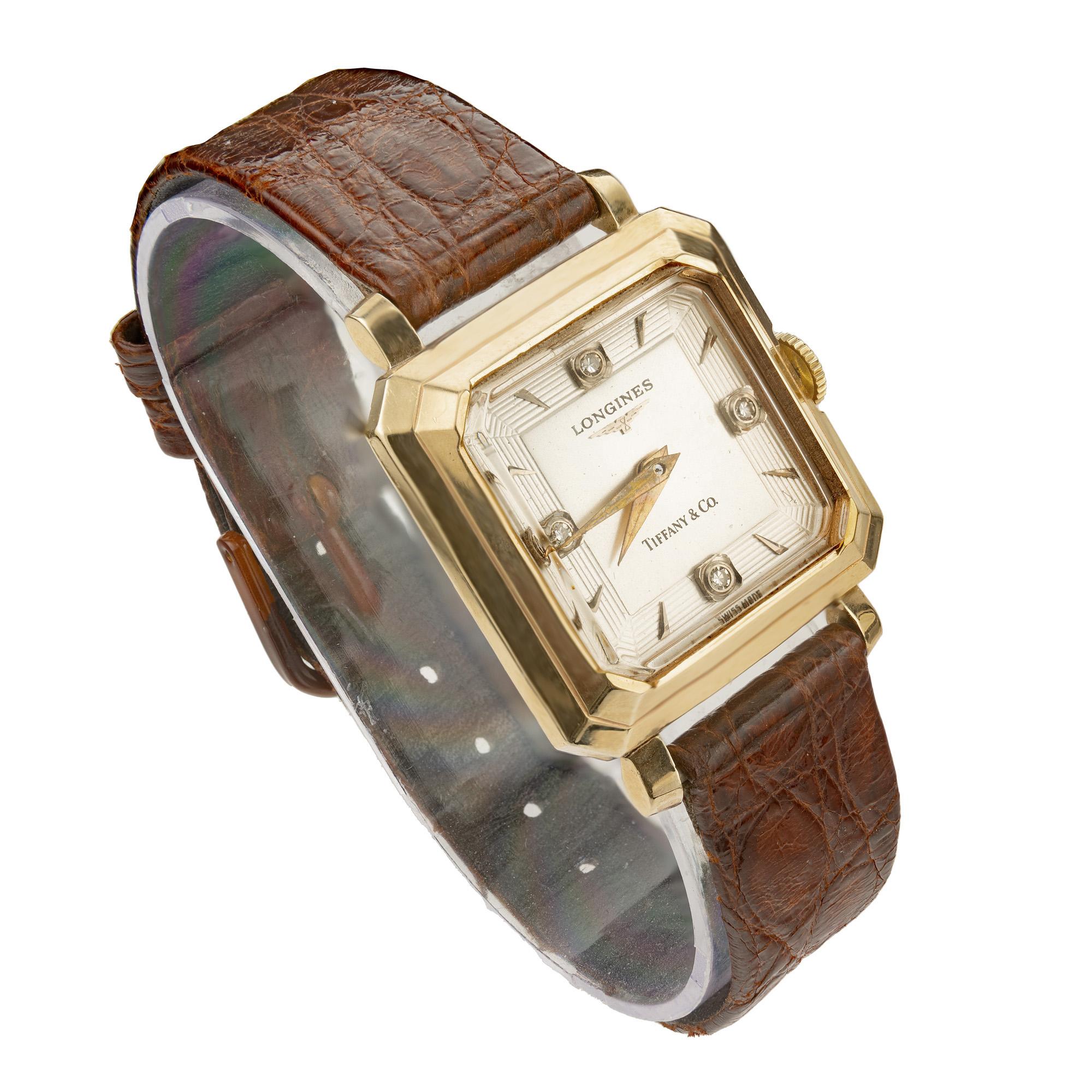 1950 L'orologio da polso Longines Tiffany & Co. con diamanti in oro giallo è un capolavoro senza tempo che unisce la brillantezza dei diamanti al calore dell'oro giallo 18 carati. Cassa ottagonale quadrata con quadrante color argento con quattro