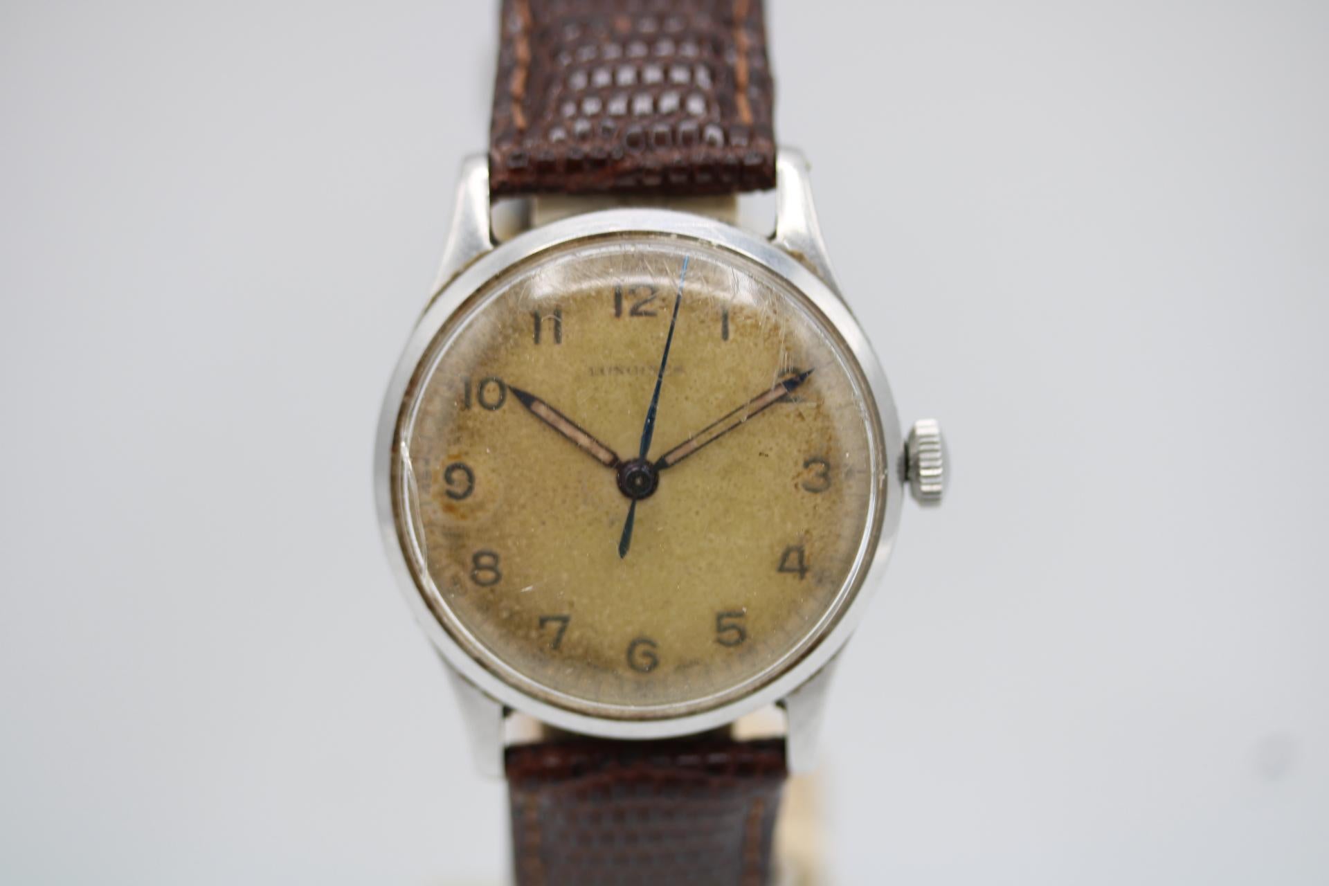 Vintage 1948 Longines Dress Watch  Dennison-Fall  Manueller Wind

Mit dieser authentischen Longines Armbanduhr aus dem Jahr 1948, einem echten Vintage-Stück mit klassischer Handwerkskunst, werden Sie in die Vergangenheit zurückversetzt. Die in einem