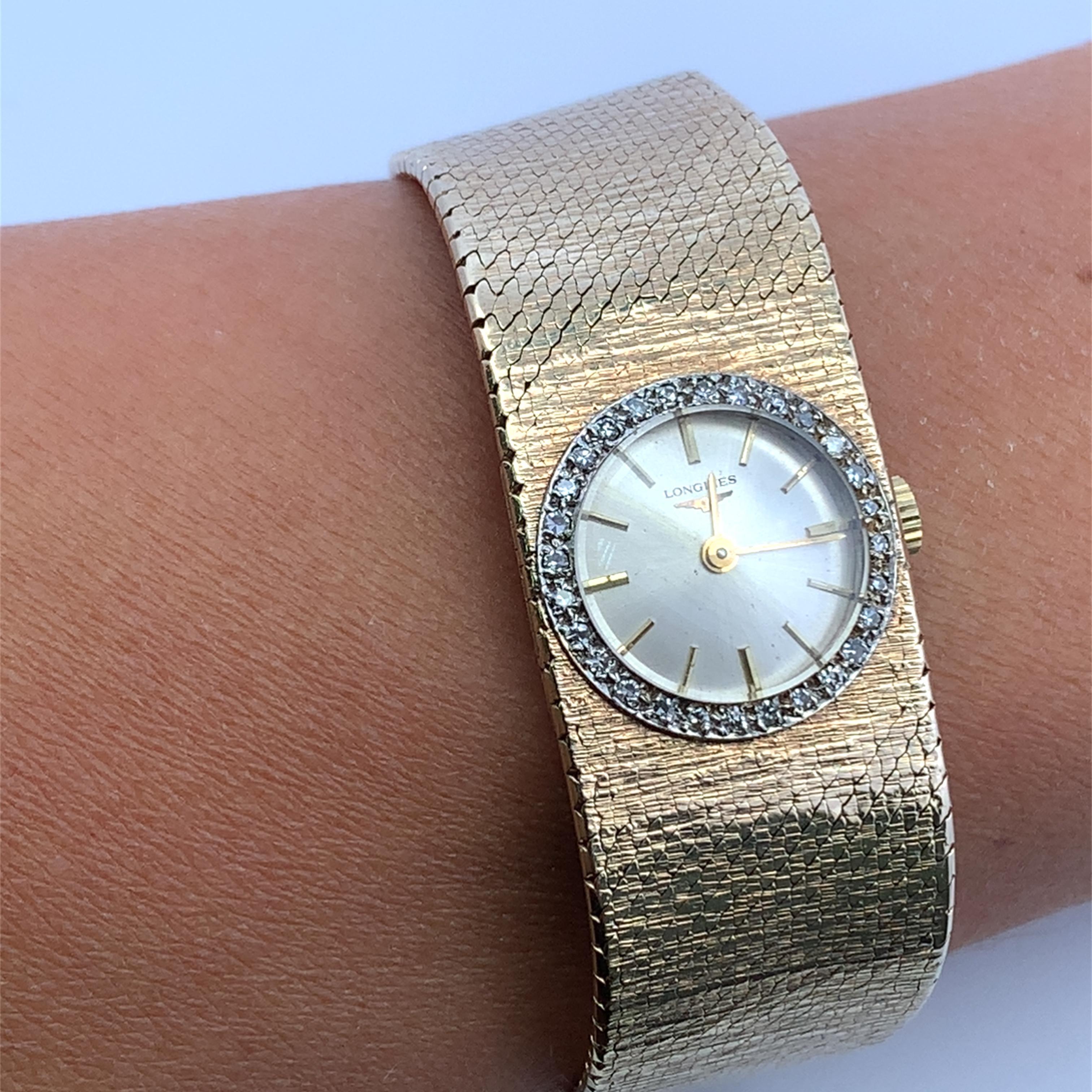 Ce garde-temps Longines vintage en or 9ct rehausse la parure de votre poignet. La montre est dotée d'un luxueux bracelet en or jaune 9ct. Le design classique allie harmonieusement sophistication et style, ce qui en fait un ajout intemporel à toute