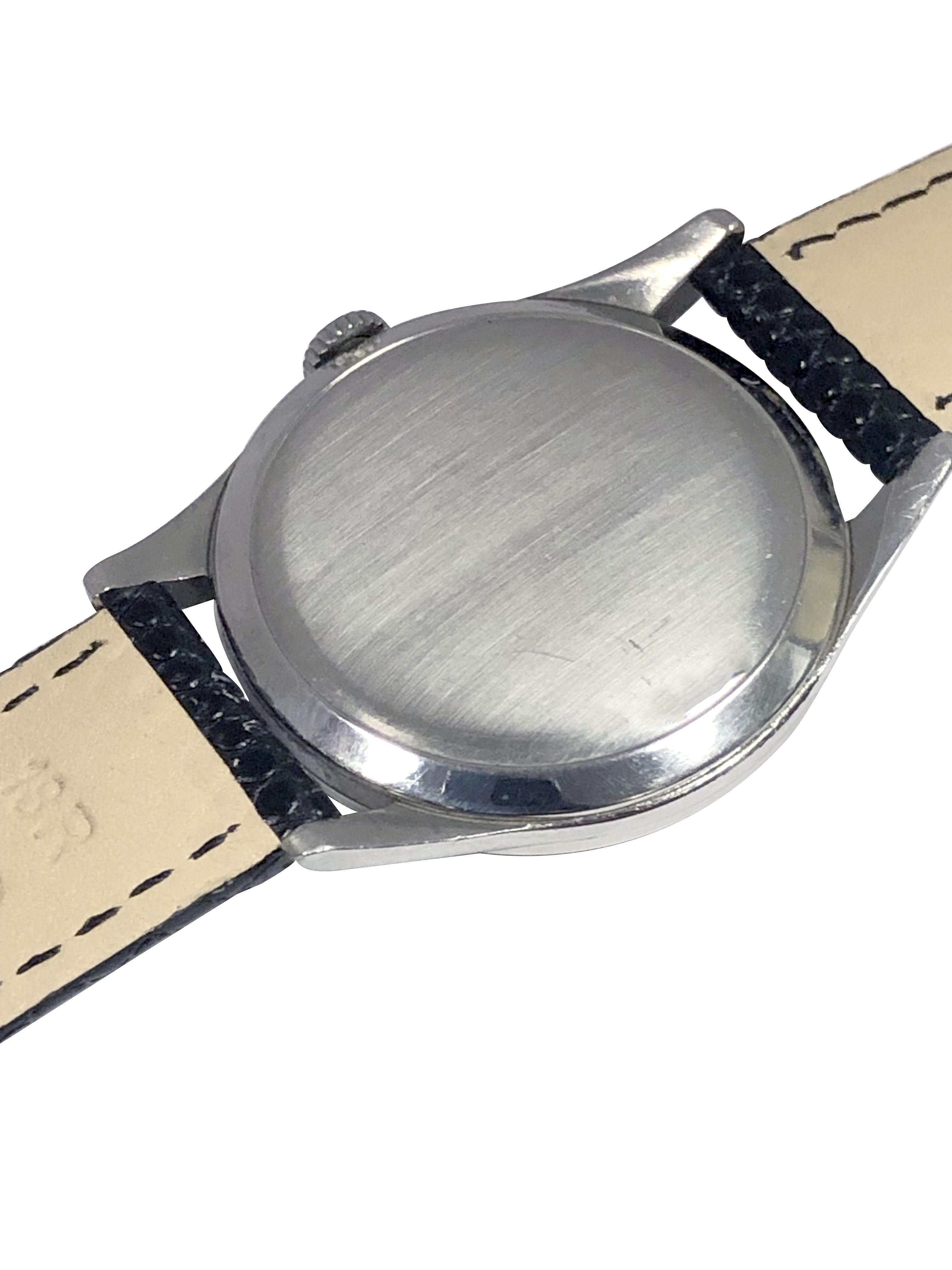 Circa 1940er Longines Armbanduhr, 35 M.M. 3 Stück Edelstahlgehäuse. 17 Jewel mechanische, Handaufzug größere Größe Kaliber 12.68Z Nickle Hebelwerk. Originales und exzellentes Silbersatin-Zifferblatt mit erhabenen Weißgoldmarkierungen und einer