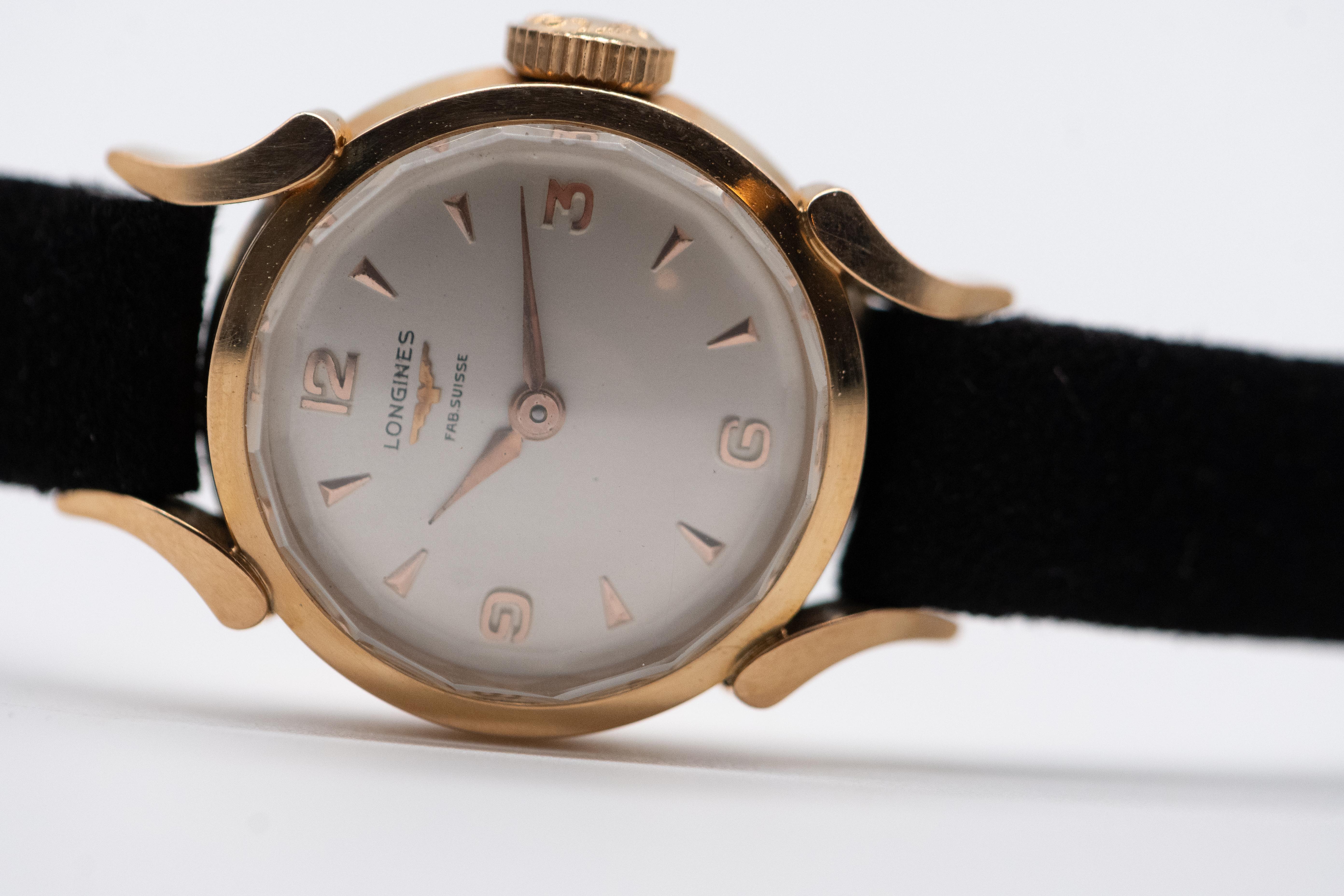 Découvrez notre montre Longines Ladies Watch, vintage mais jamais portée et avec son étiquette d'origine. Dotée d'un boîtier rond de 19 mm en or 18 carats, cette montre incarne le mariage parfait de la sophistication et de la discrétion. Le cadran
