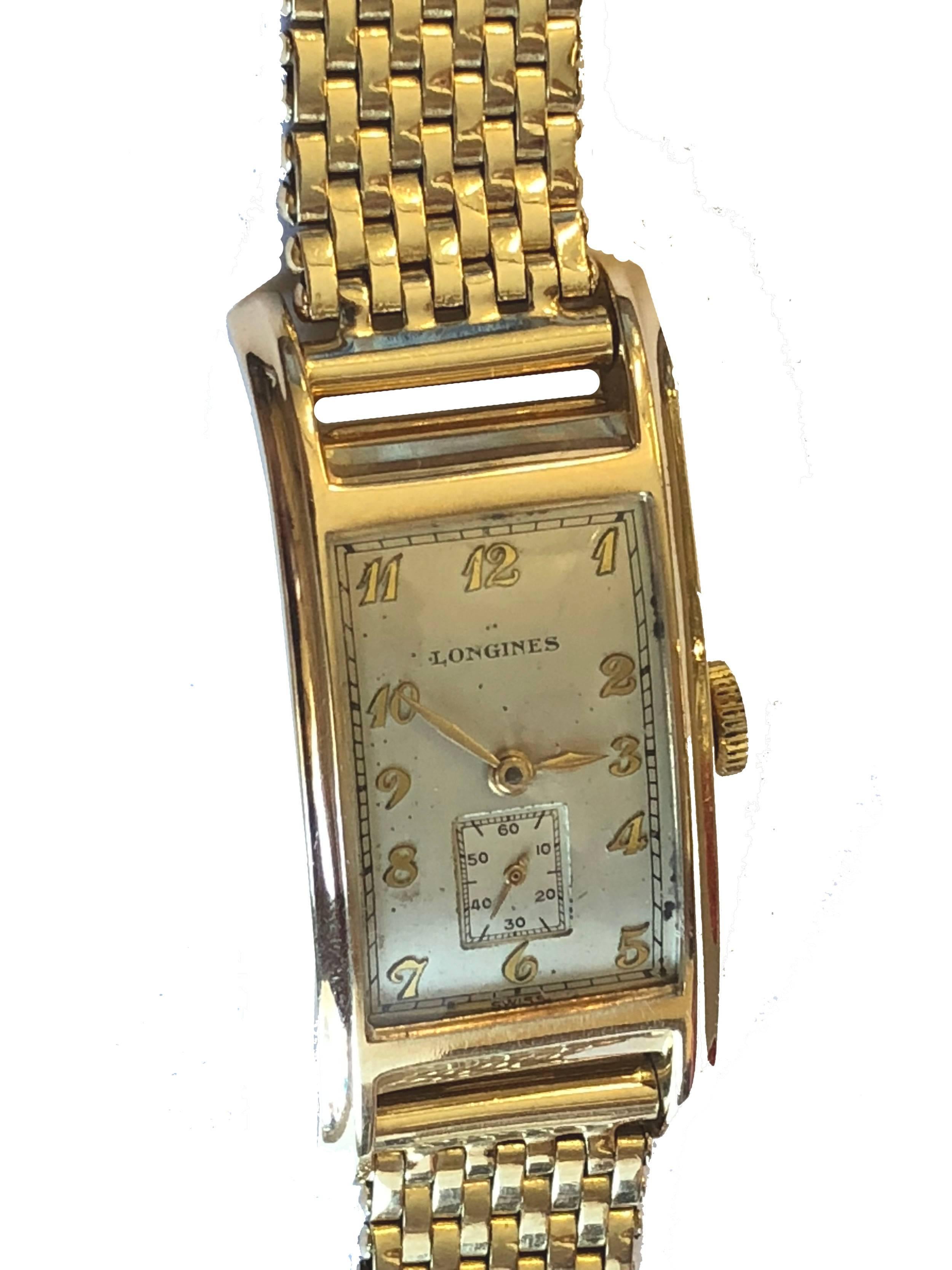 Wir freuen uns, Uhrenliebhabern diese seltene und schöne Longines Art déco-Uhr aus dem Jahr 1943 anbieten zu können: 14-Karat Gelbgold, gebogene Gehäuseform, Hilfszifferblatt mit Sekundenzeiger, Handaufzug. Das von Kreisler gefertigte