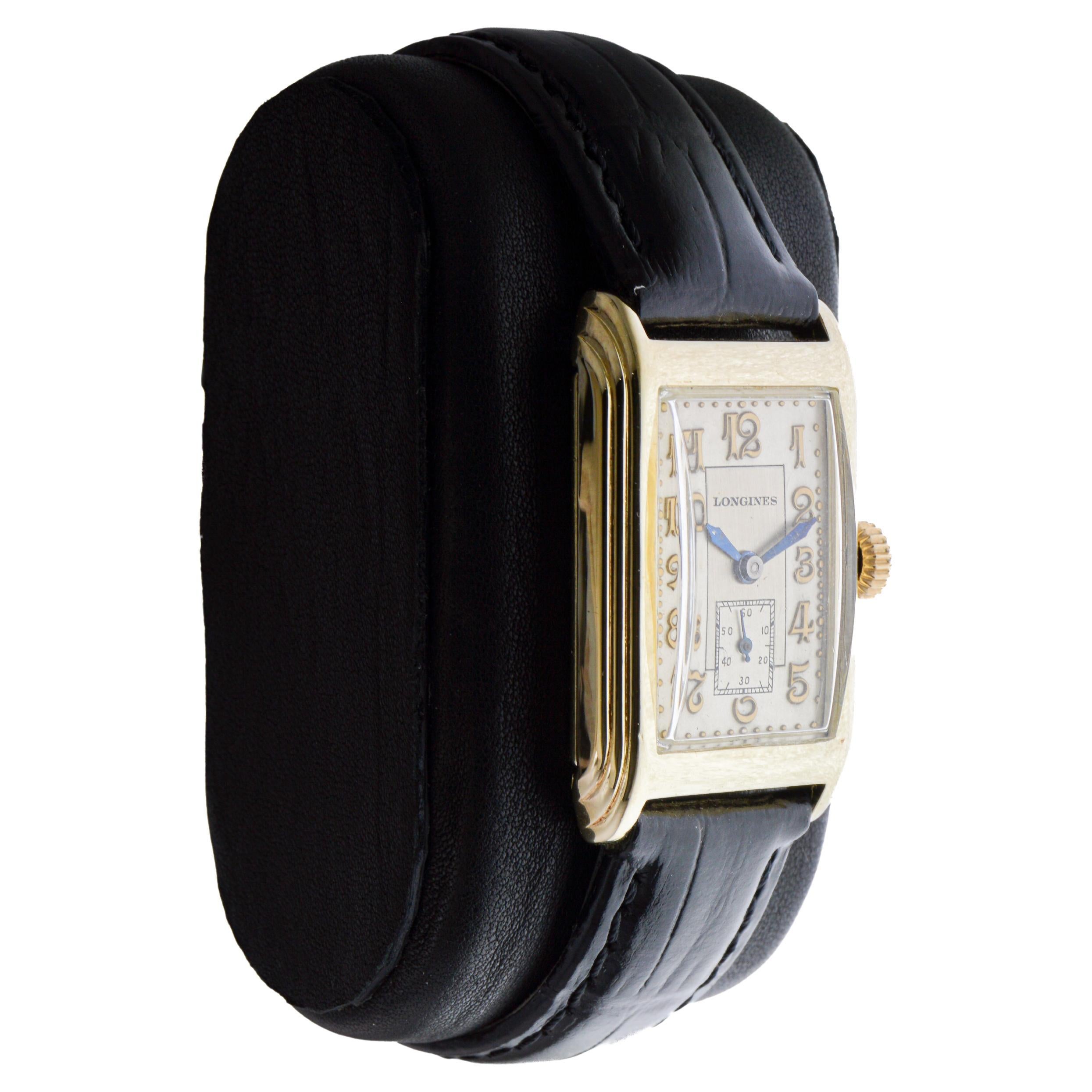 FÁBRICA / CASA: Longines Watch Company
ESTILO / REFERENCIA: Art Decó / Estilo Tanque 
METAL / MATERIAL: Oro amarillo relleno
CIRCA / AÑO: 1934
DIMENSIONES / TAMAÑO: Longitud 38 mm 