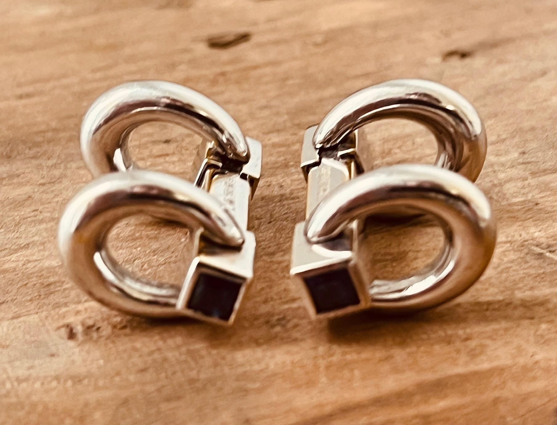 LONGMIRE, London. A pair of 18ct white gold bar cufflinks with Sapphire terminals. Weight: 19.7g. Signed in full with English hallmarks for 18ct 2004. Price: 4,650£. Item is in very good condition without any damage. Return policy within 3 days is
