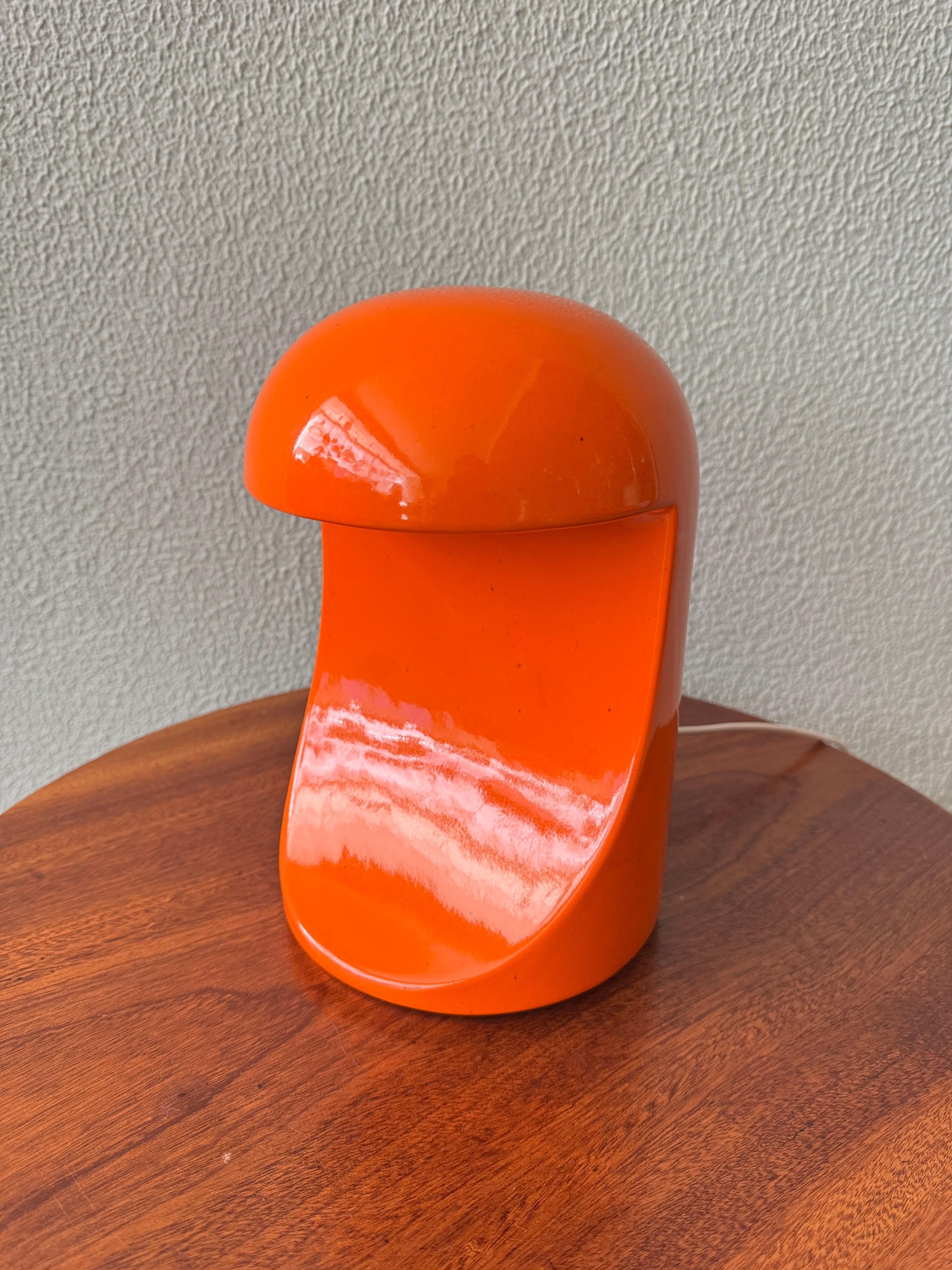 Expression audacieuse et ludique du design radical italien, la lampe de table Longobarda a été créée par Marcello Cuneo pour Gabbianelli en 1966. Sculpturale et immédiatement iconique, cette lampe en céramique capture l'esprit des années 1960 avec