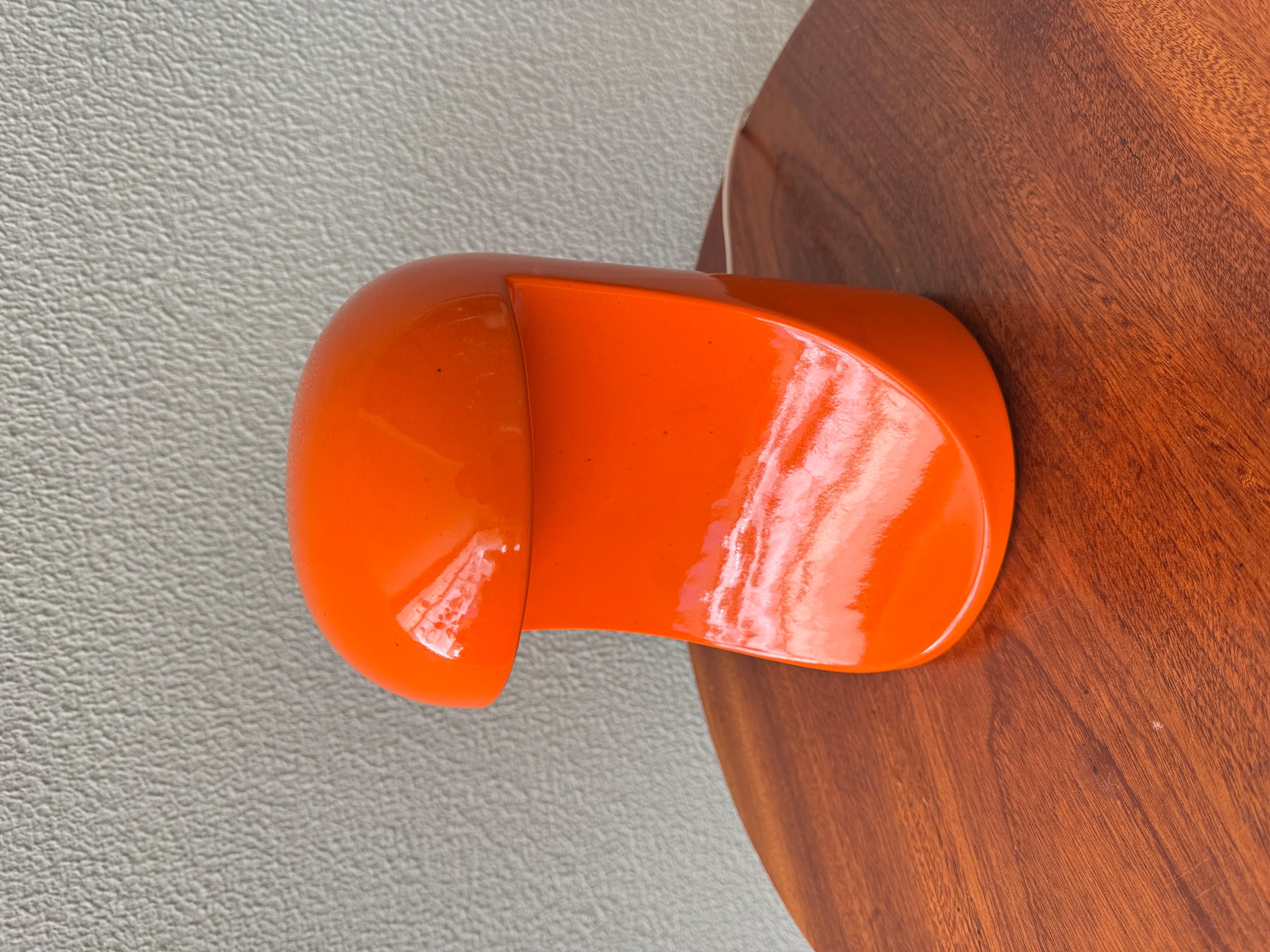 Die Longobarda Tischleuchte ist ein kühner und verspielter Ausdruck des radikalen italienischen Designs und wurde 1966 von Marcello Cuneo für Gabbianelli entworfen. Diese skulpturale und sofort ikonische Keramiklampe fängt mit ihrer futuristischen