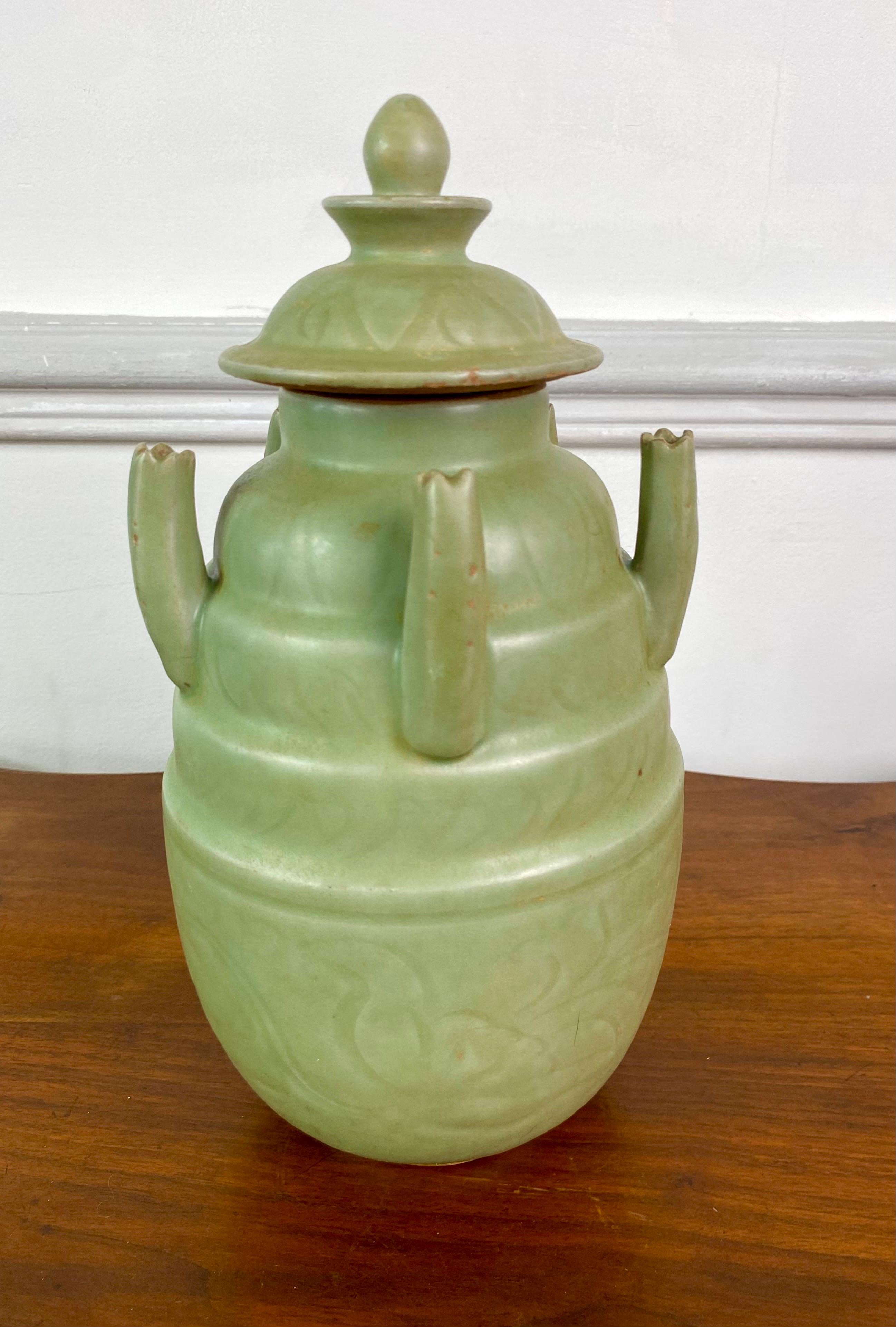 Very pretty covered vase, pot, with 5 tubes / spouts from the Longquan Celadon Ovens.
The vase and its lid are in Celadon-glazed porcelain stoneware decorated with flowers and foliage.
This very pretty Covered Vase with five Wuguan Ping tubes,