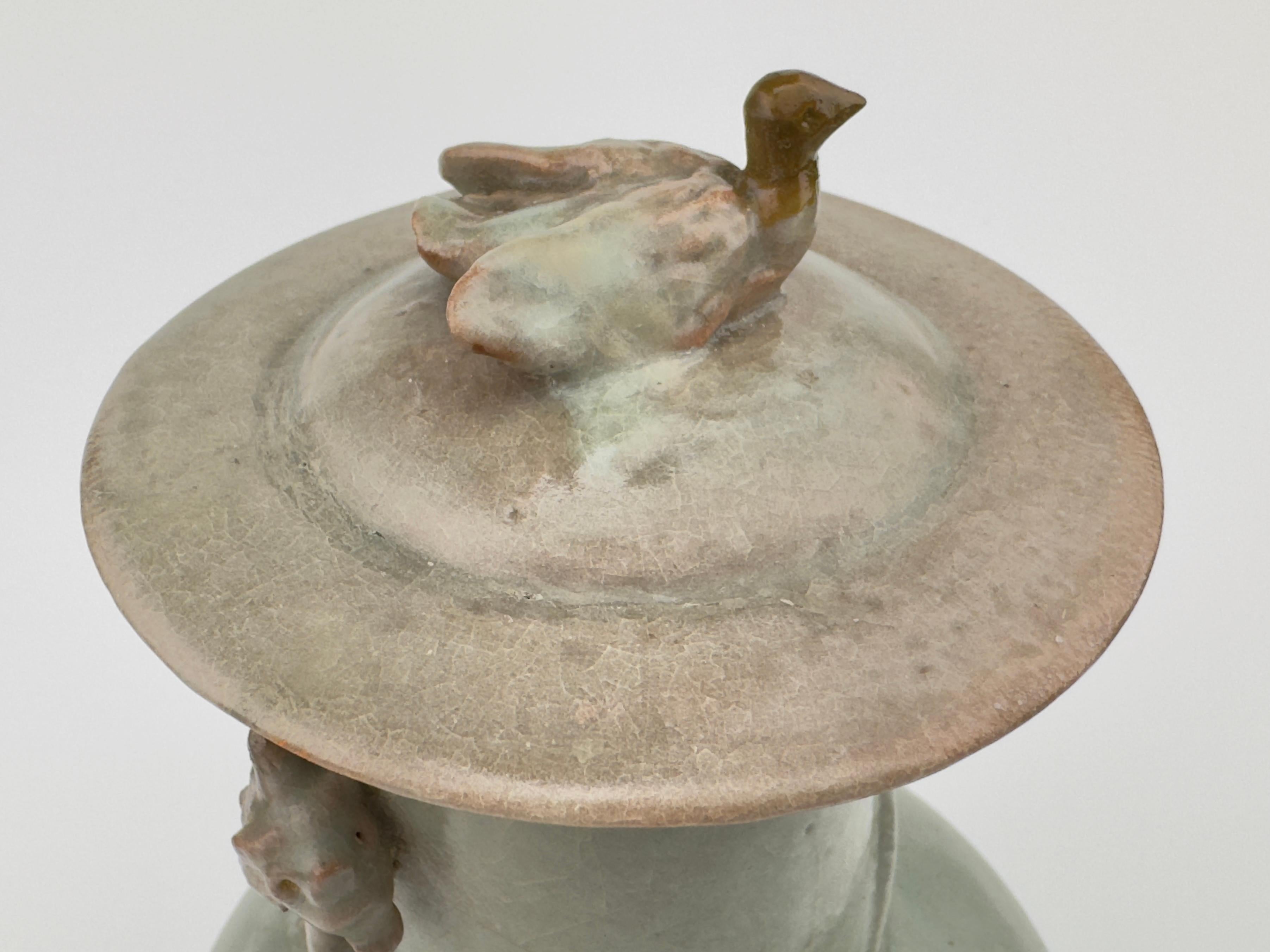 Longquan Celadon 'Dragon' Jar and Cover, Song Dynasty(1127–1279) For Sale 1