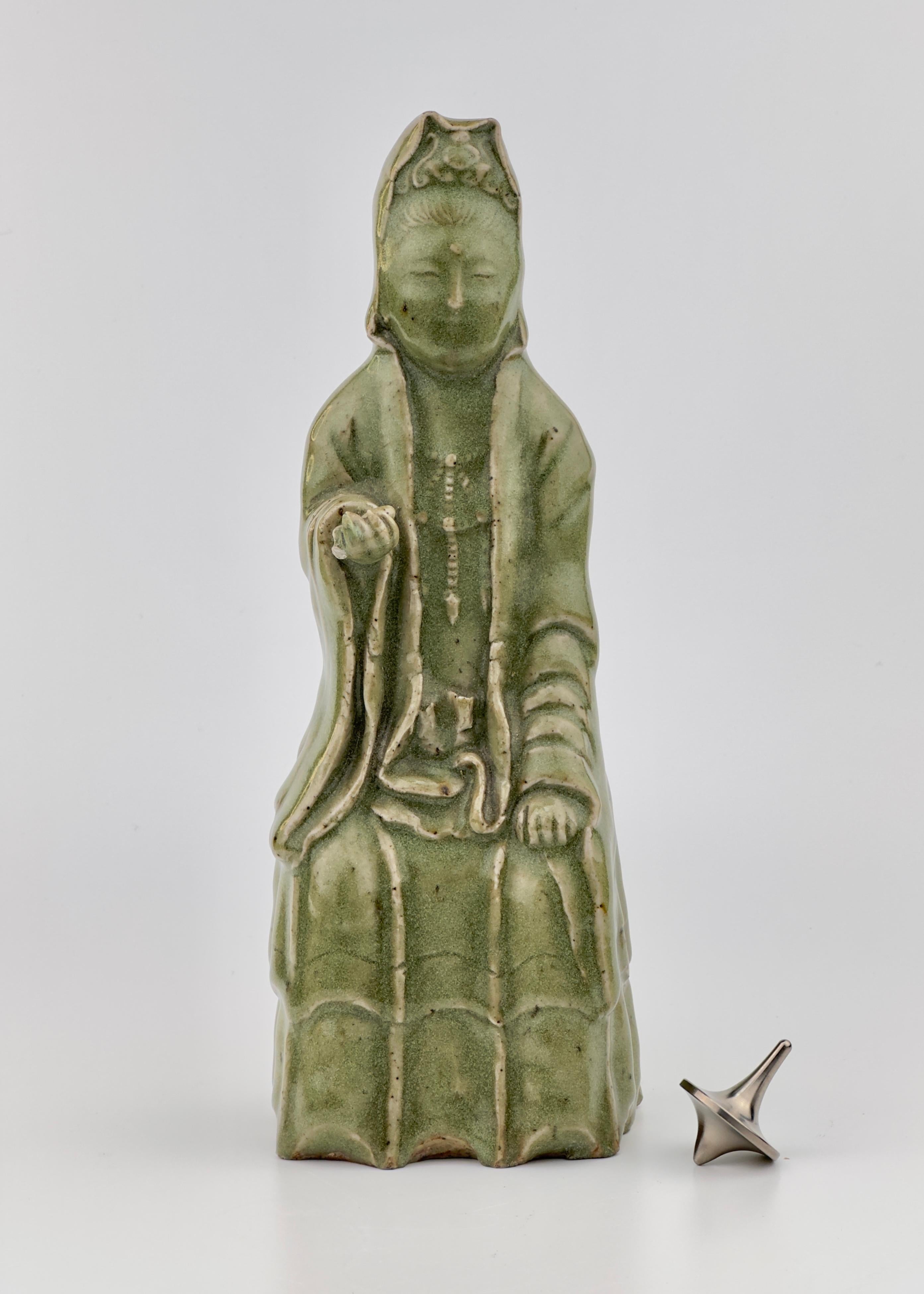 Longquan Celadon Figur, Ming Dynasty (1368-1644) (Glasiert) im Angebot