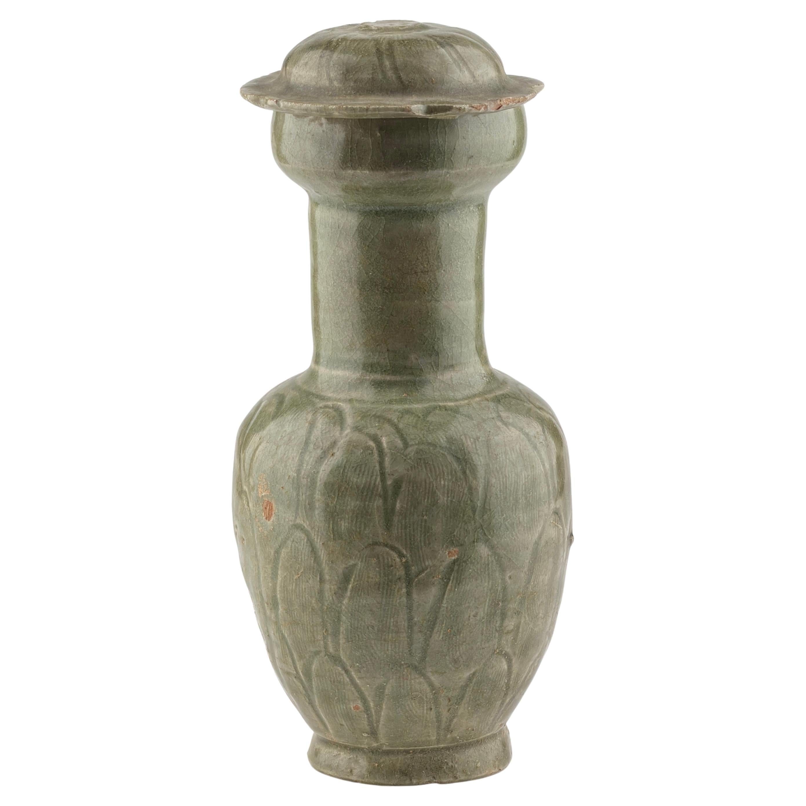 Vaso e coperchio Longquan Celadon 
Lotus Petal
, dinastia Song settentrionale)