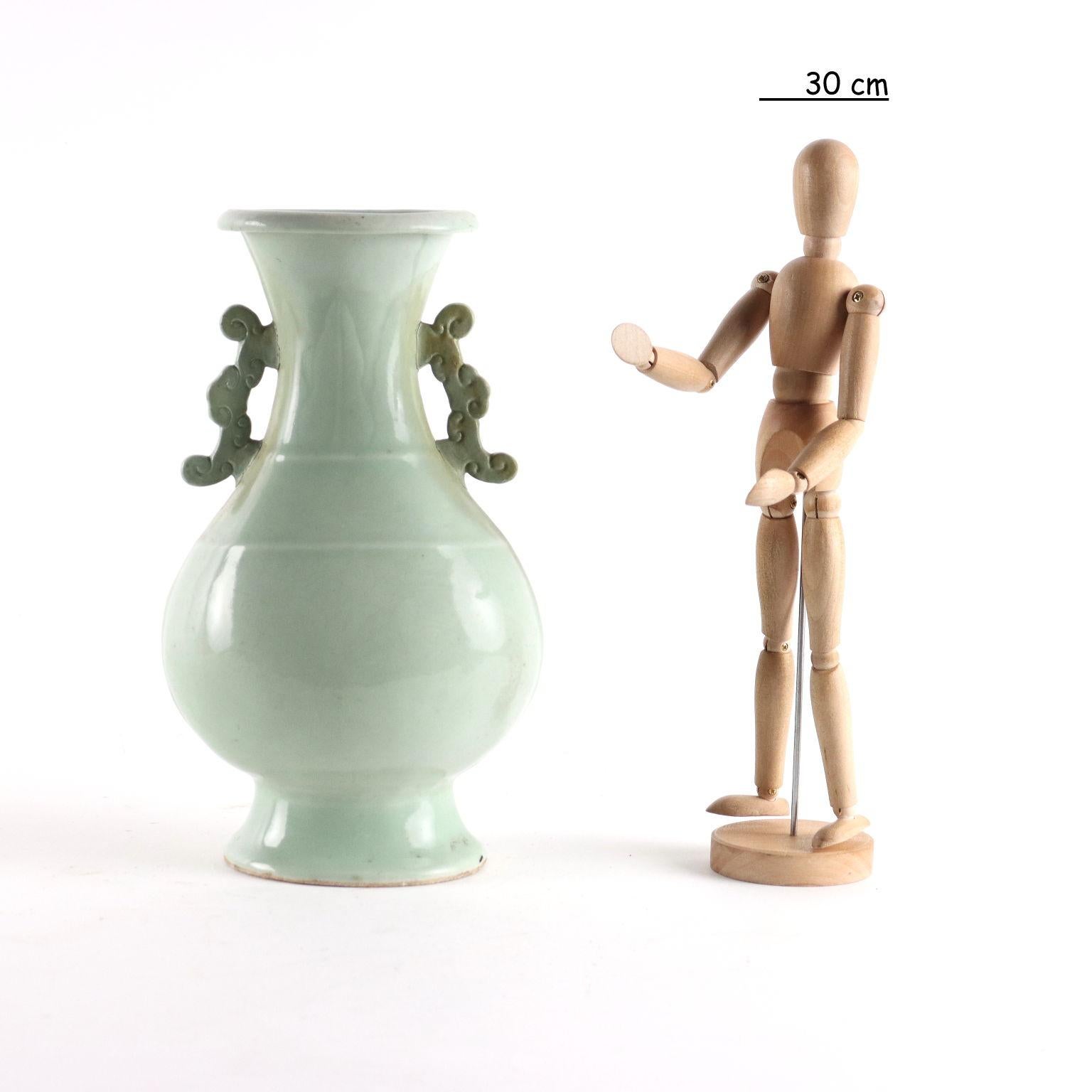 Longquan-Vase mit Balusterform und keladonfarbenem Fond, fein bandförmig graviert, im oberen Teil mit Platanenblattmotiven, seitliche Griffe in Form von stilisierten Wolken. Mittleres und unteres Band mit Pflanzentrauben.