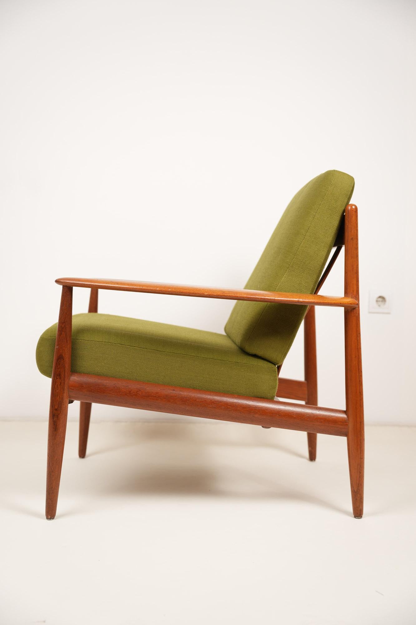 Danish Longue Chair By Grete Jalk for france and Son 1950s For Sale