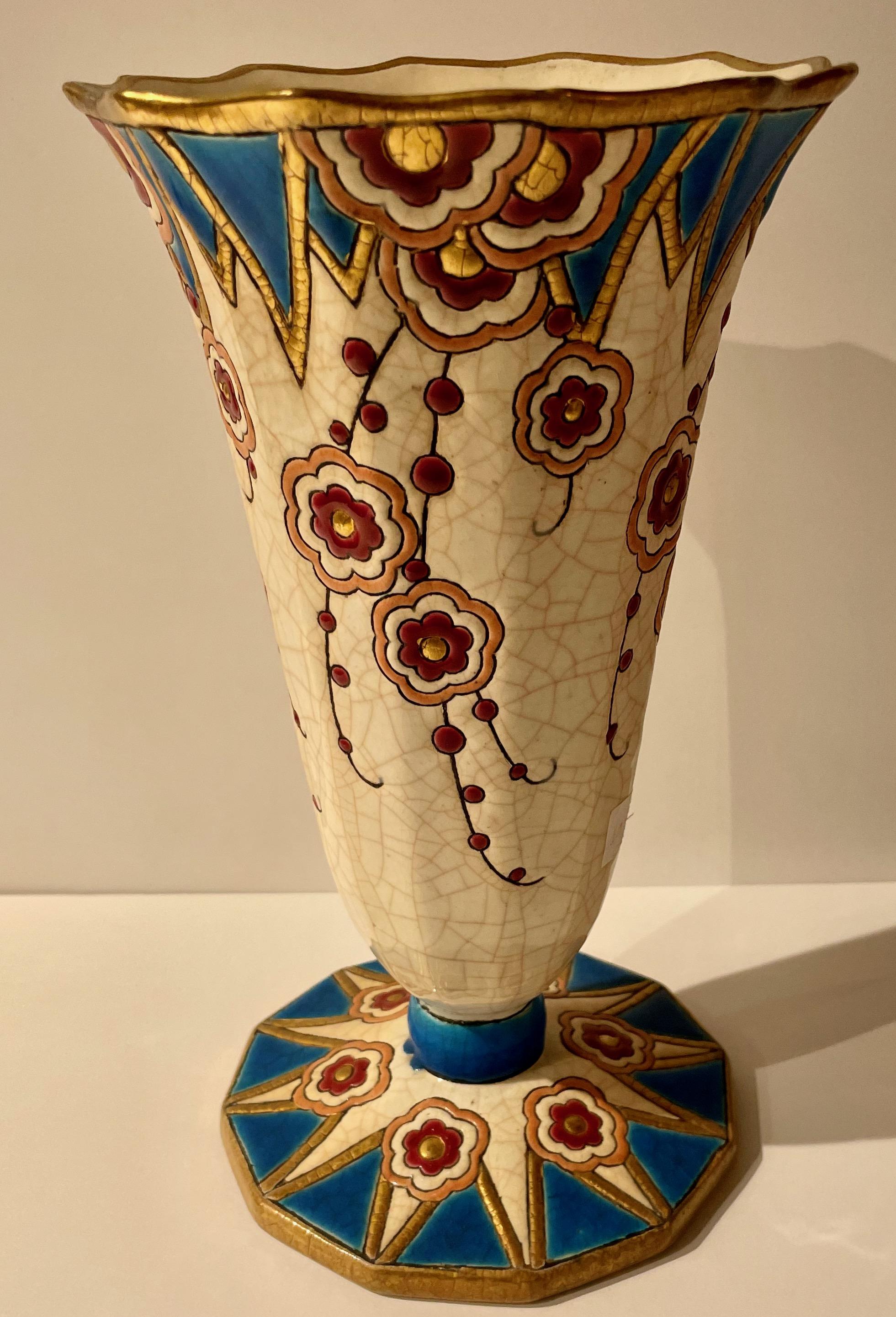 Vase en céramique cloisonnée Longwy Art déco français. Une couleur étonnante avec une base facettée avec des gouttelettes circulaires bleues et dorées entrecoupées tout au long du design du vase. Des détails dorés autour de la base et de la partie