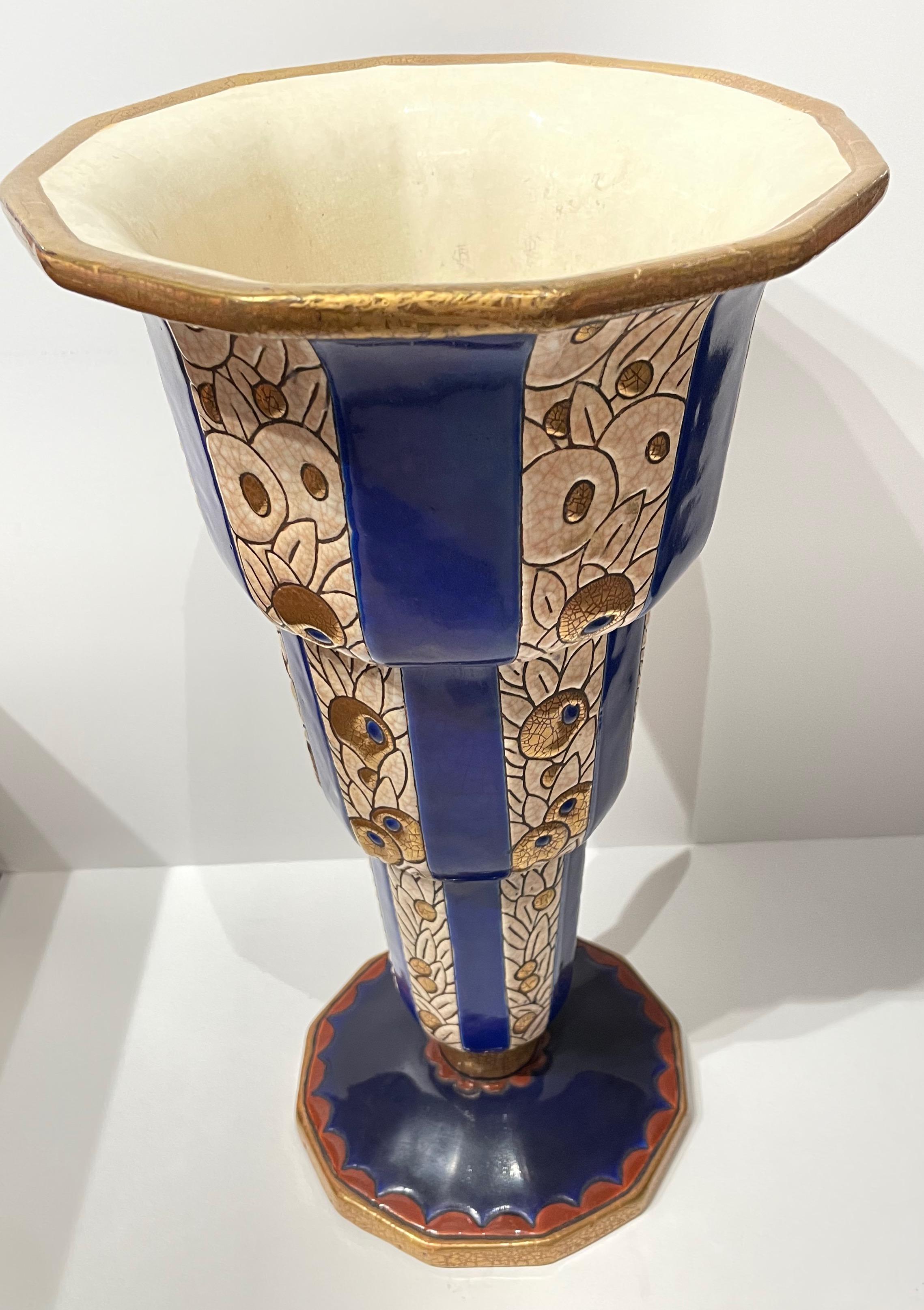 Français Grand vase en céramique cloisonnée Art Déco français Longwy à fleurs surmonté de fleurs en vente