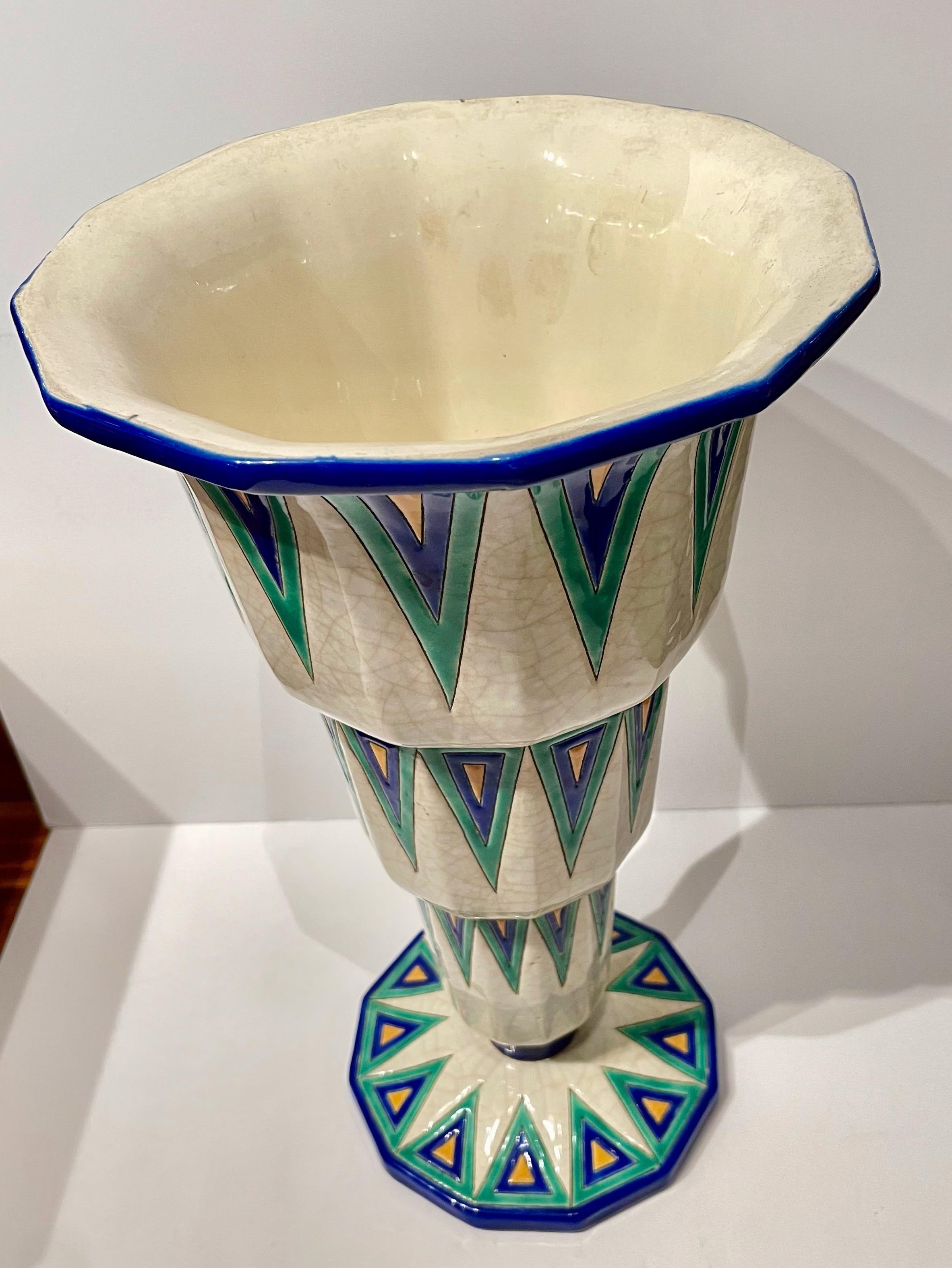 Français Grand vase en céramique cloisonnée Art Déco français Longwy avec triangles en vente