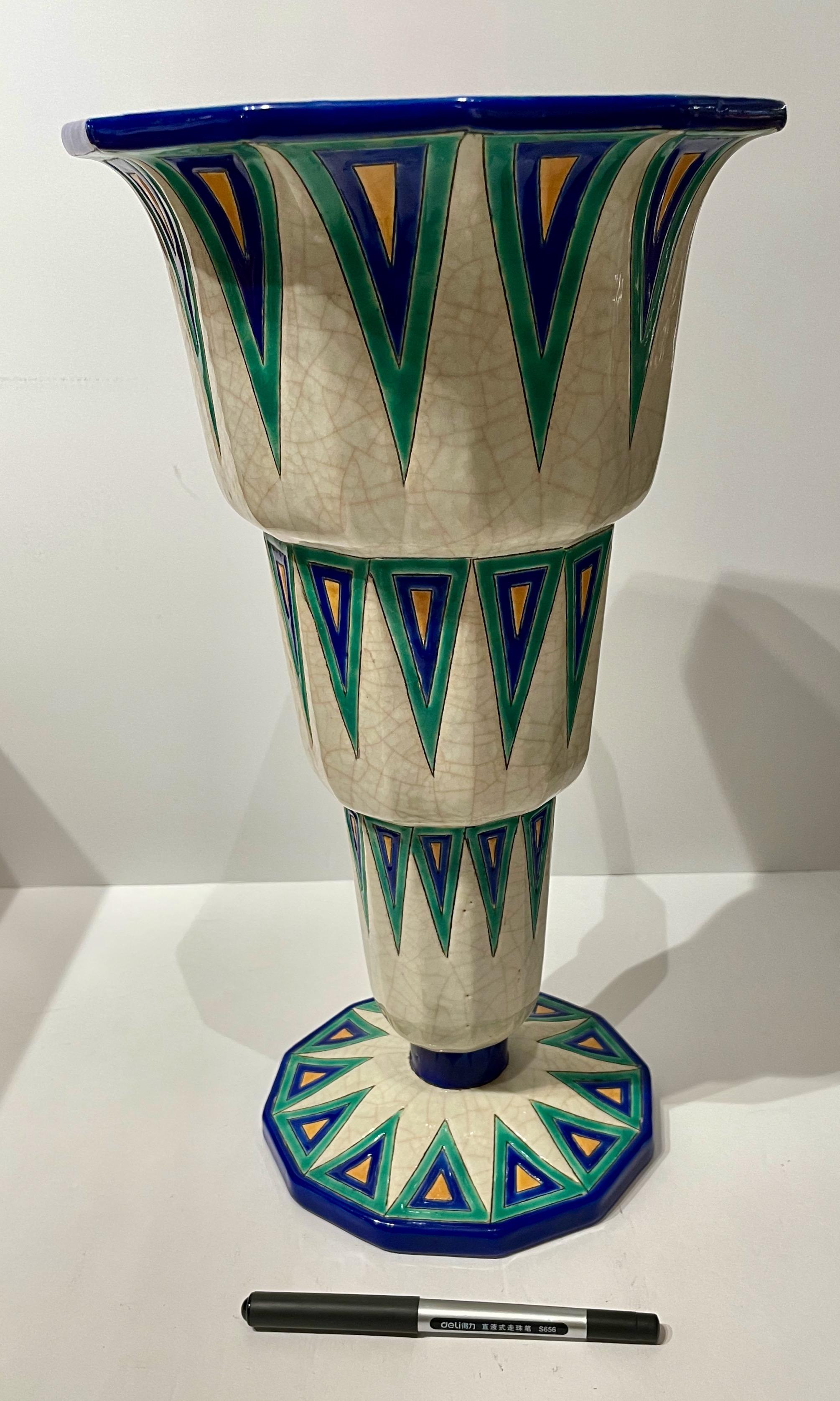 Émail Grand vase en céramique cloisonnée Art Déco français Longwy avec triangles en vente