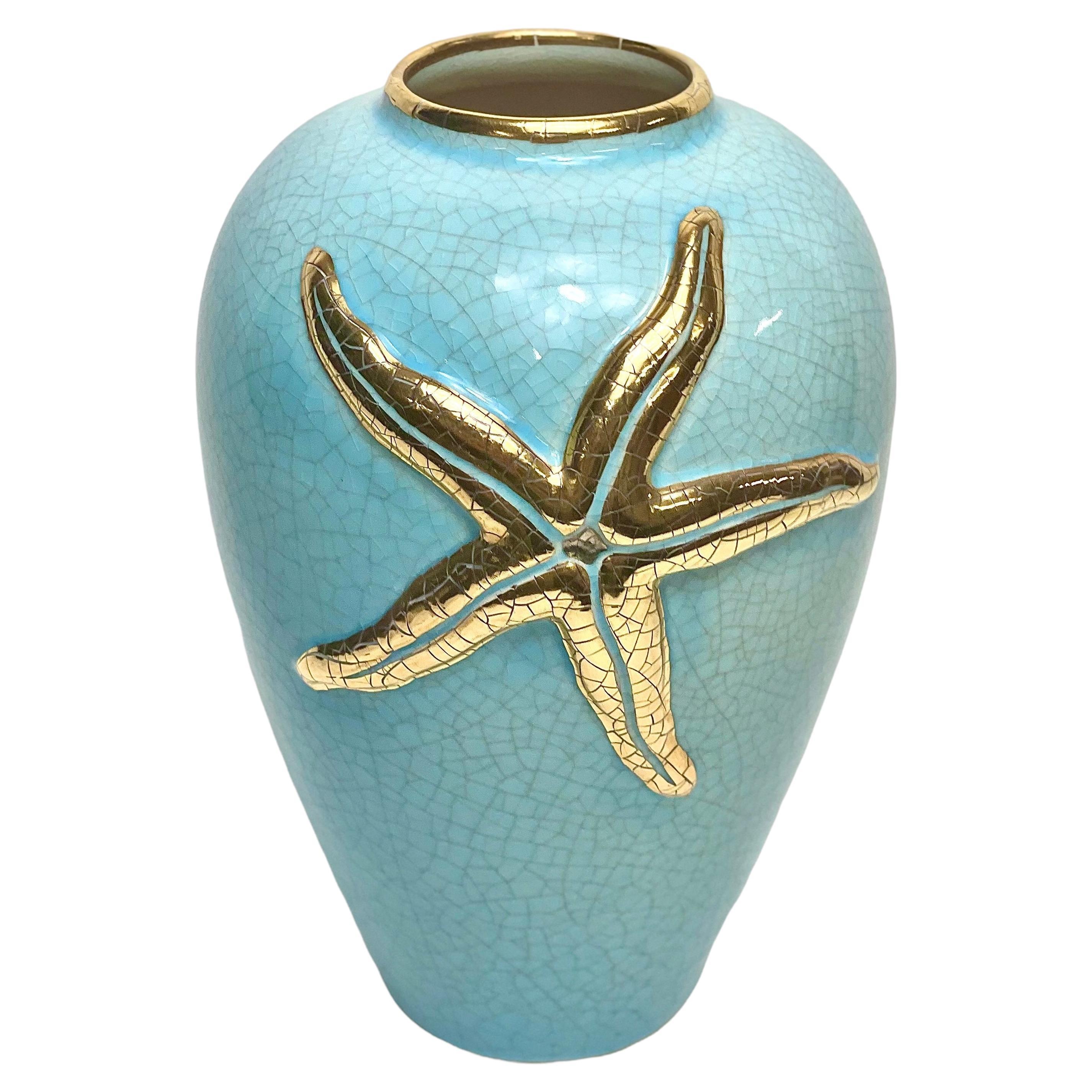 Vase français Longwy décoré d'étoiles de mer en émail bleu