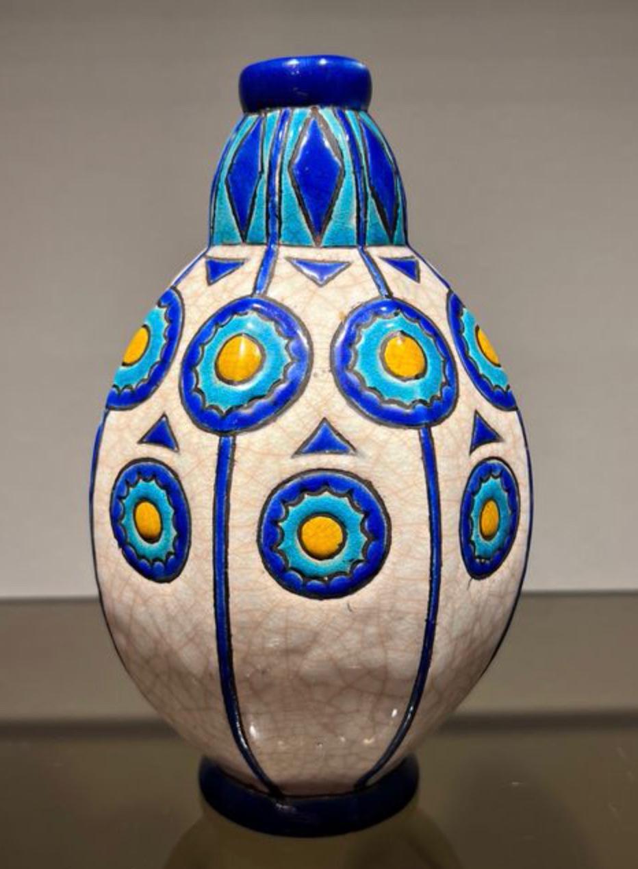 Longwy Cloisonné Ovid geformte Vase Einzigartige Französisch Art Deco. Stilisiertes Dekor aus vertikalen Streifen, die sich auf zwei Reihen von Rosetten und Dreiecken abwechseln, die gelb, türkis und dunkelblau emailliert sind, auf einem