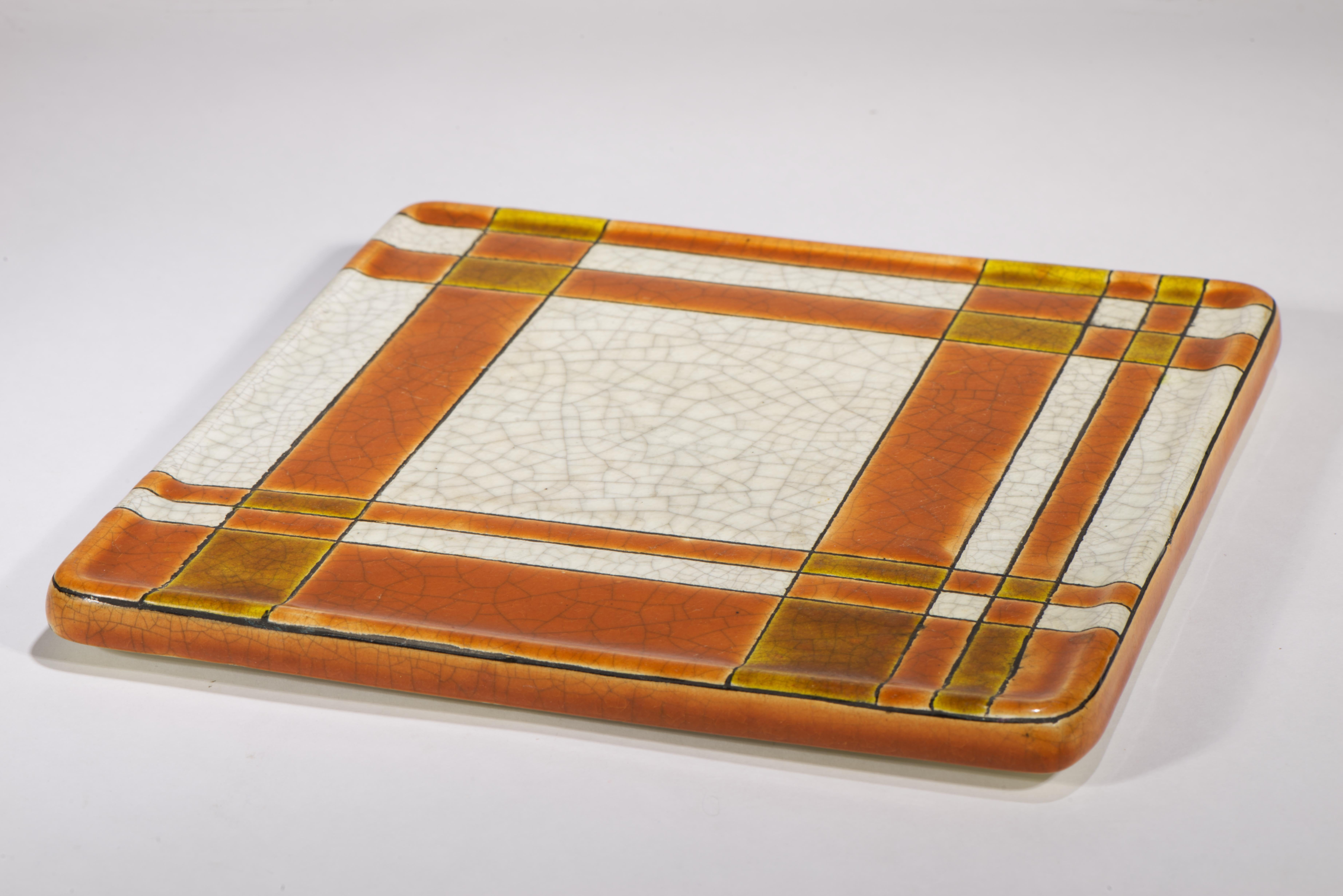  Seltenes und ungewöhnliches quadratisches Keramiktablett, Ladegerät oder Plakette mit auffälligem geometrischem Dekor im Art-Déco-Stil. Die zurückhaltenden Mokkabraun- und warmen, gebrannten Zimtfarben des Musters stehen im Kontrast zu dem