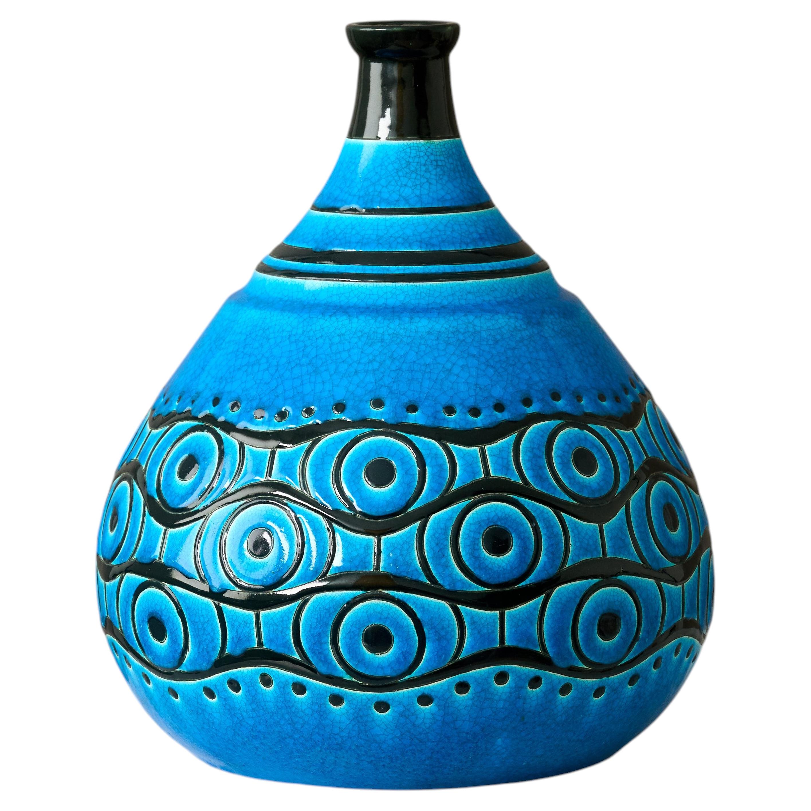 What is the difference between pottery and ceramics?