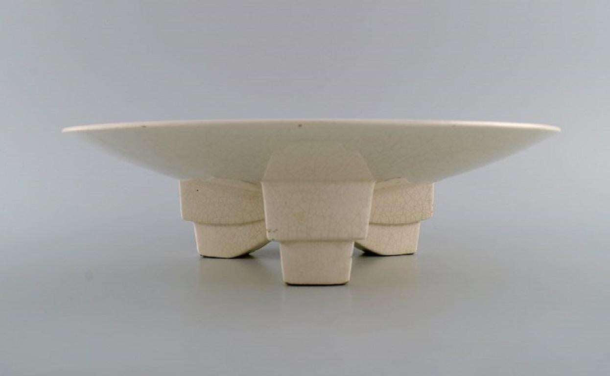 Longwy, France. Art Deco bowl in glazed stoneware on a tripod. Crackle design. 1940s.
Measures: 31 x 8.5 cm.
In excellent condition.
Unstamped.