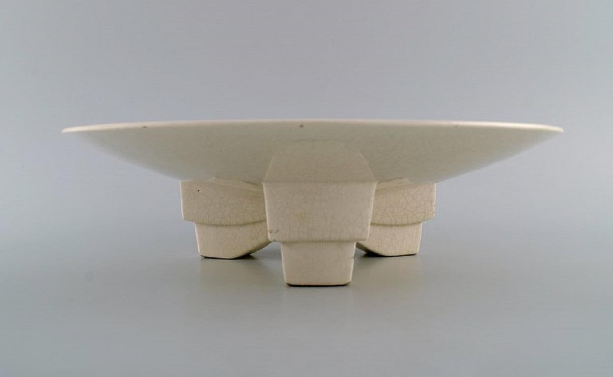 Longwy, Francia. Ciotola Art Deco in gres smaltato su treppiede. Design a scaglie. 1940s.
Misure: 31 x 8,5 cm.
In ottime condizioni.
Non timbrata.