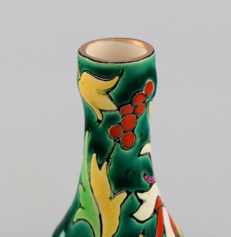 Français Vase Art Déco Longwy, France, avec fleurs peintes à la main sur fond vert en vente