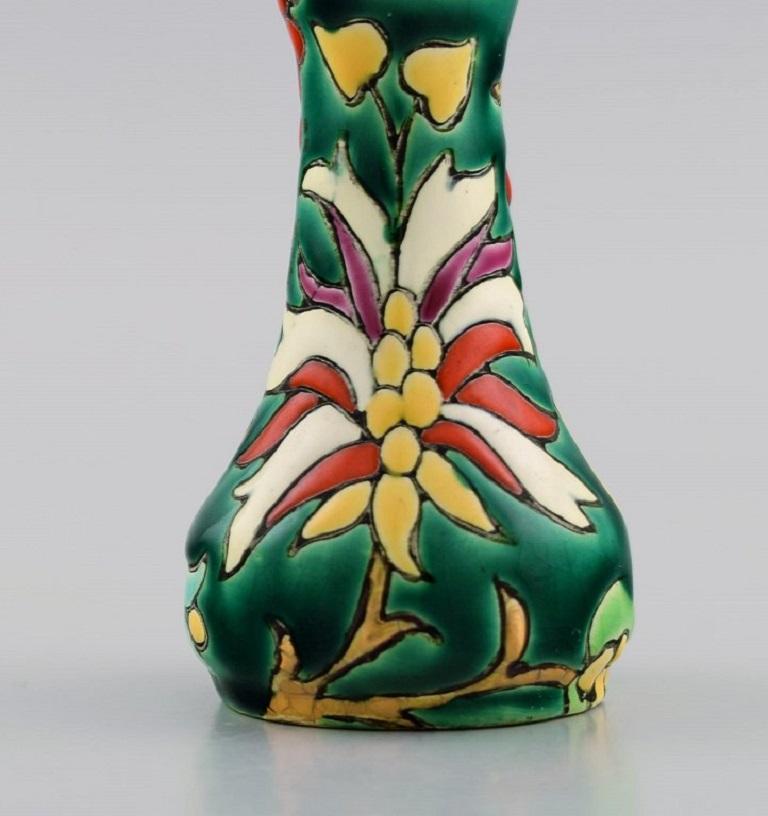 Cloisonné Vase Art Déco Longwy, France, avec fleurs peintes à la main sur fond vert en vente