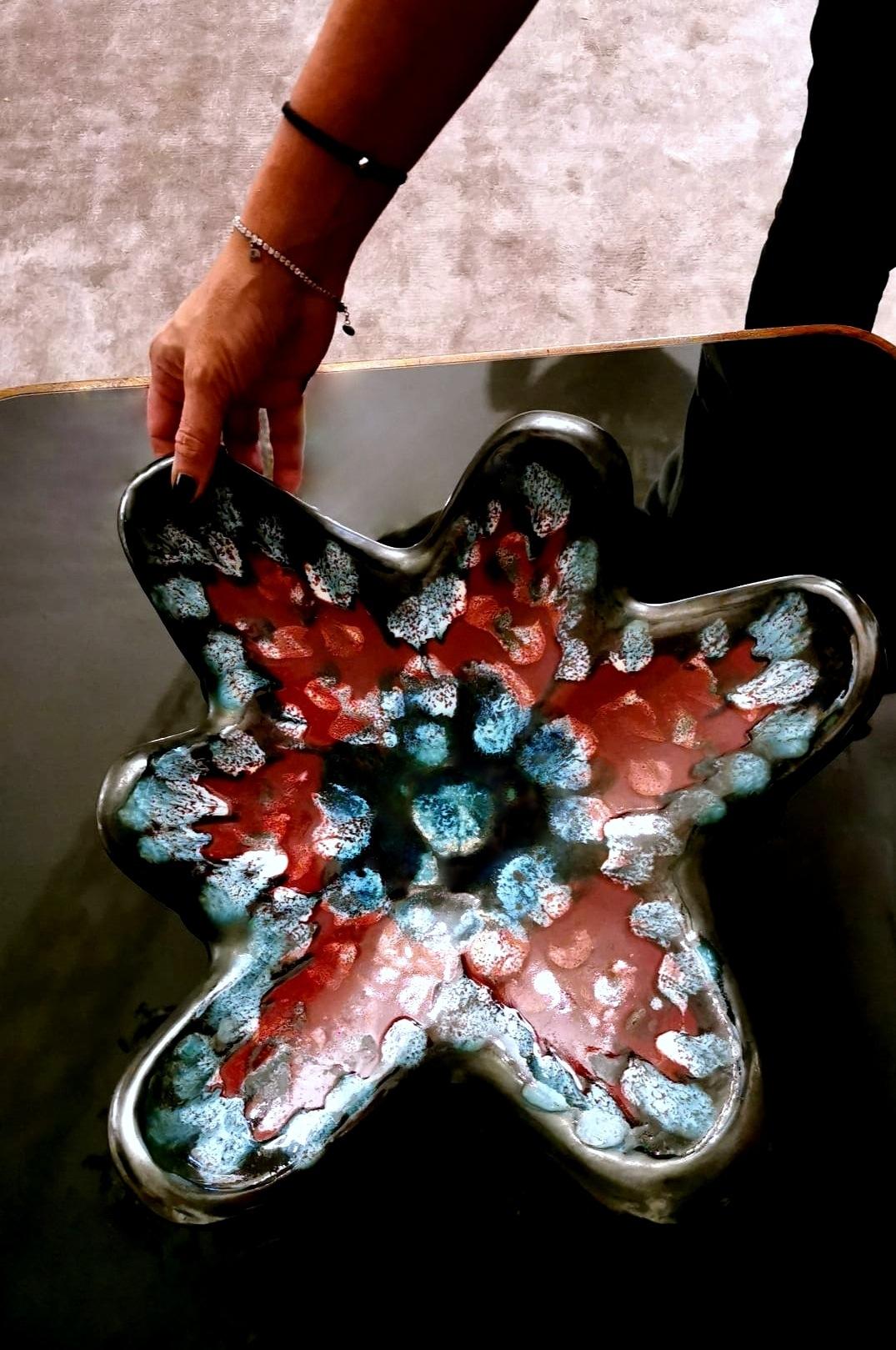 Grand centre de table en céramique émaillée multicolore français Longwy en vente 9