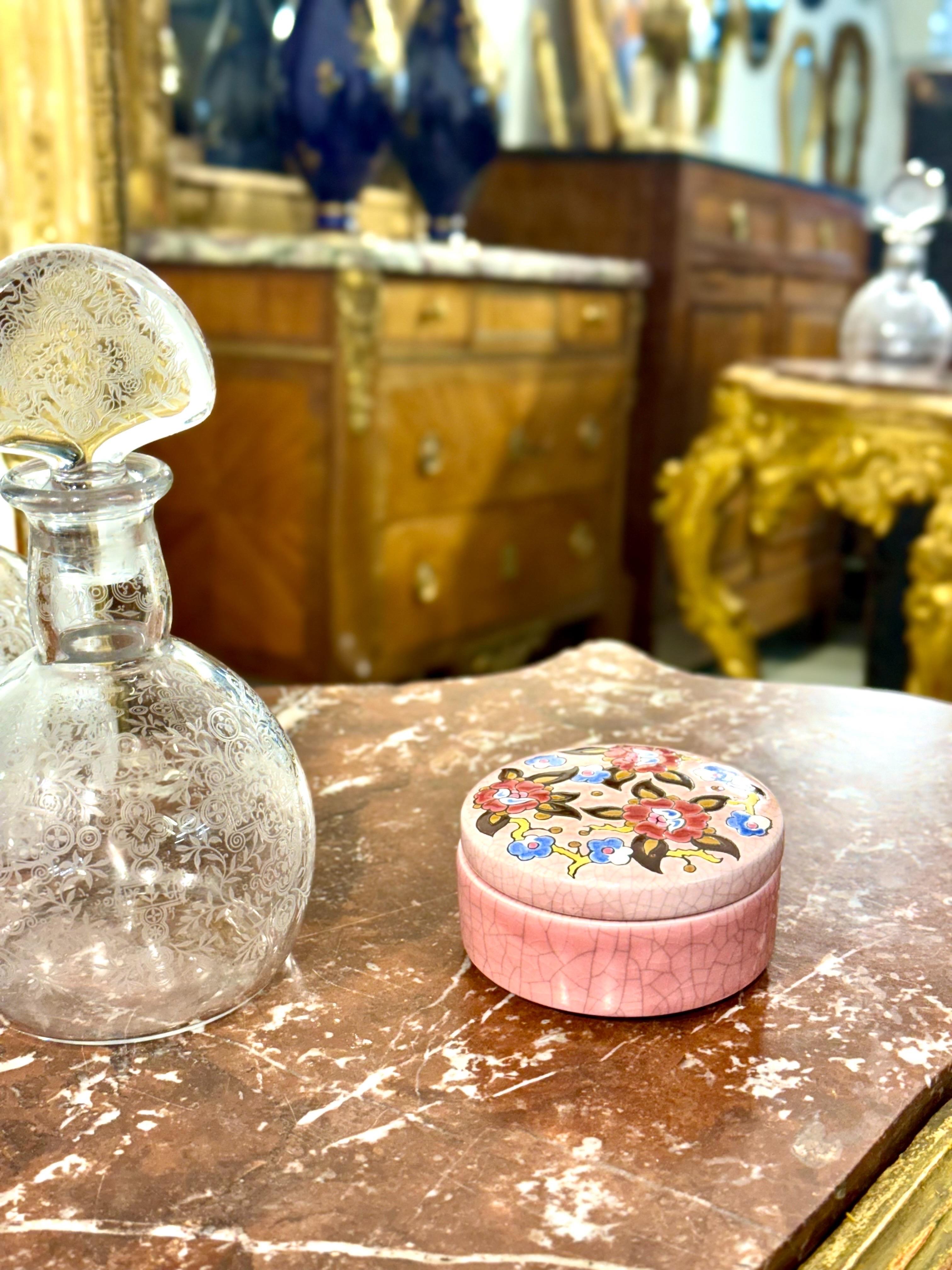 Scatola Longwy rosa smaltata con decori floreali, firmata M.P. Chevallier in vendita 5