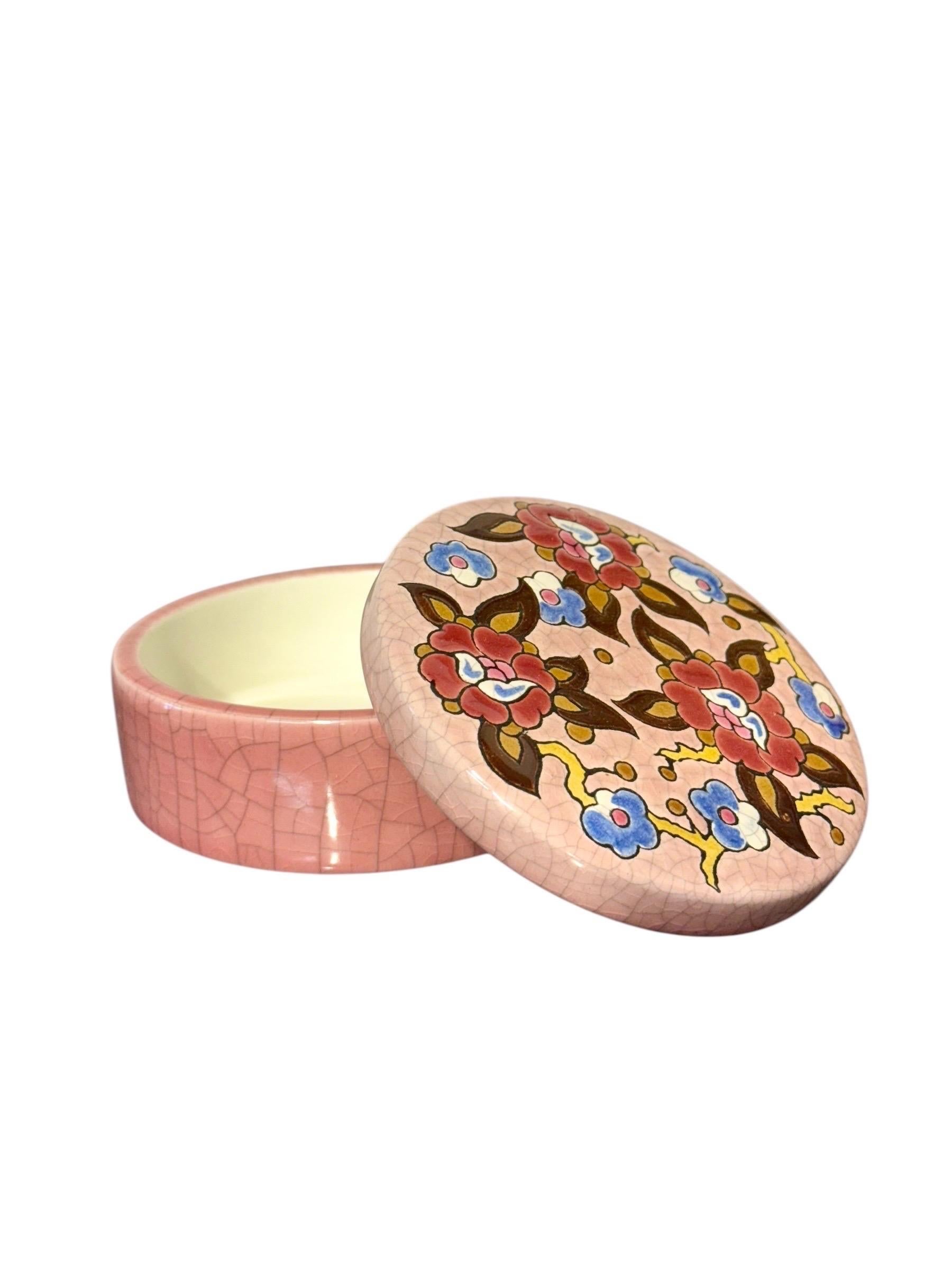 Francese Scatola Longwy rosa smaltata con decori floreali, firmata M.P. Chevallier in vendita