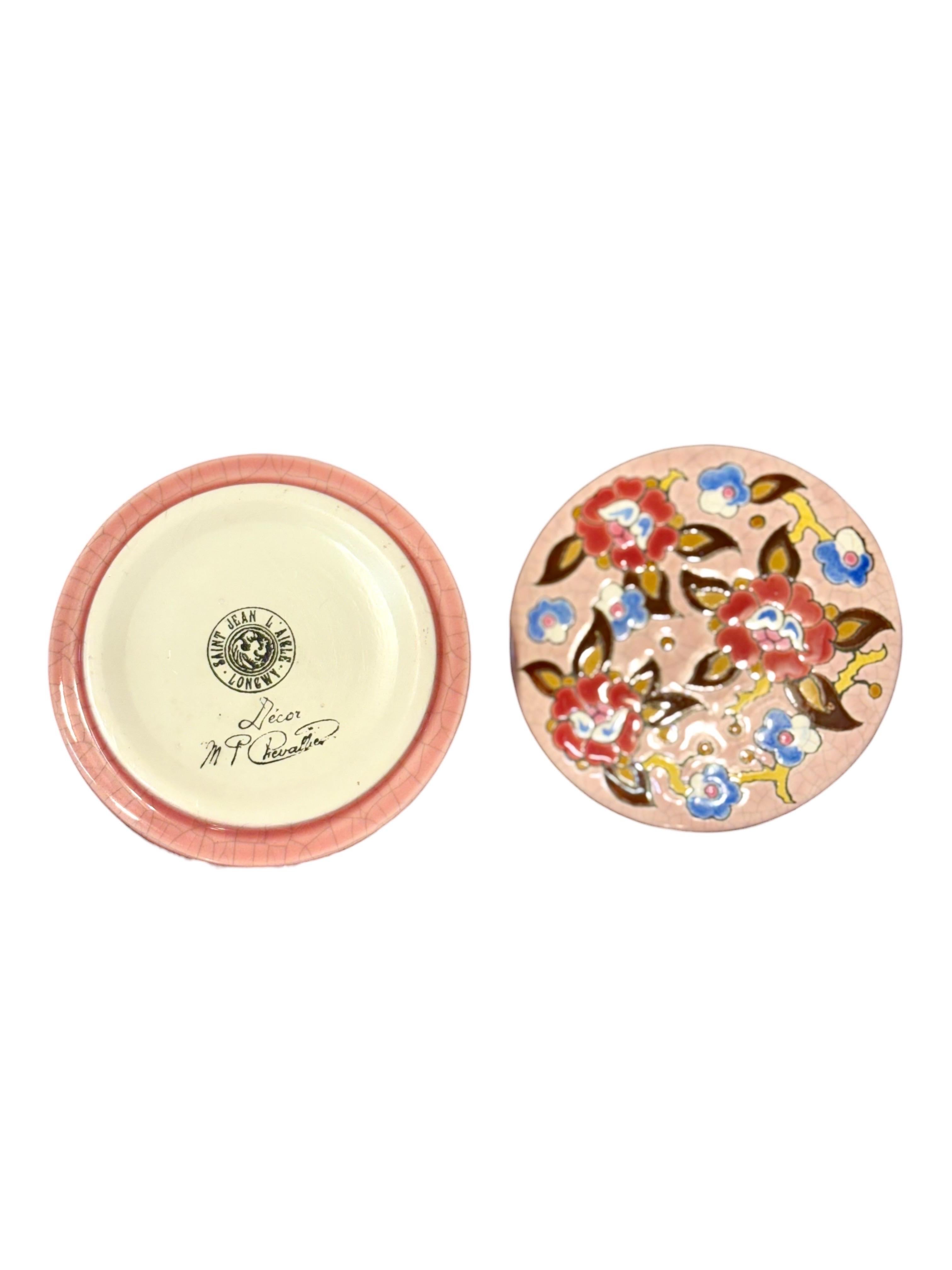 Smaltato Scatola Longwy rosa smaltata con decori floreali, firmata M.P. Chevallier in vendita