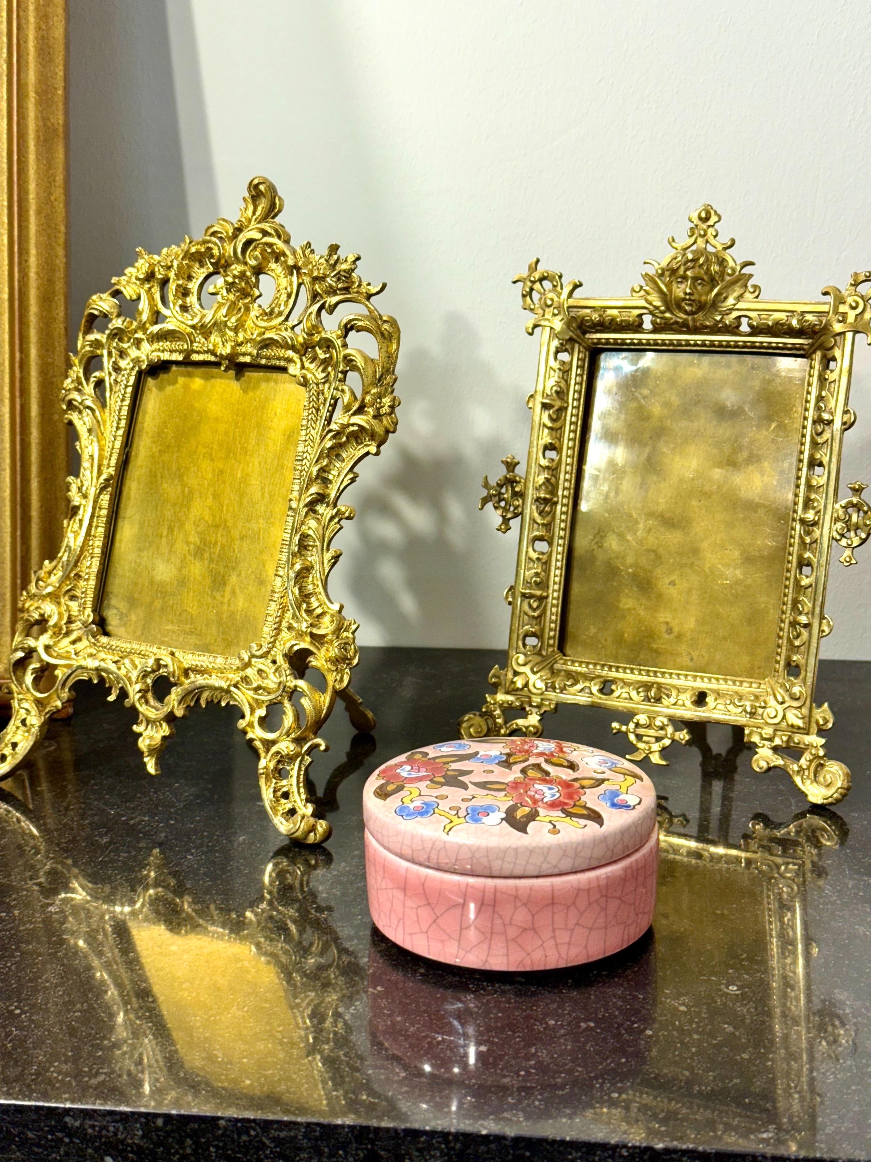 Scatola Longwy rosa smaltata con decori floreali, firmata M.P. Chevallier In condizioni buone in vendita a LA CIOTAT, FR