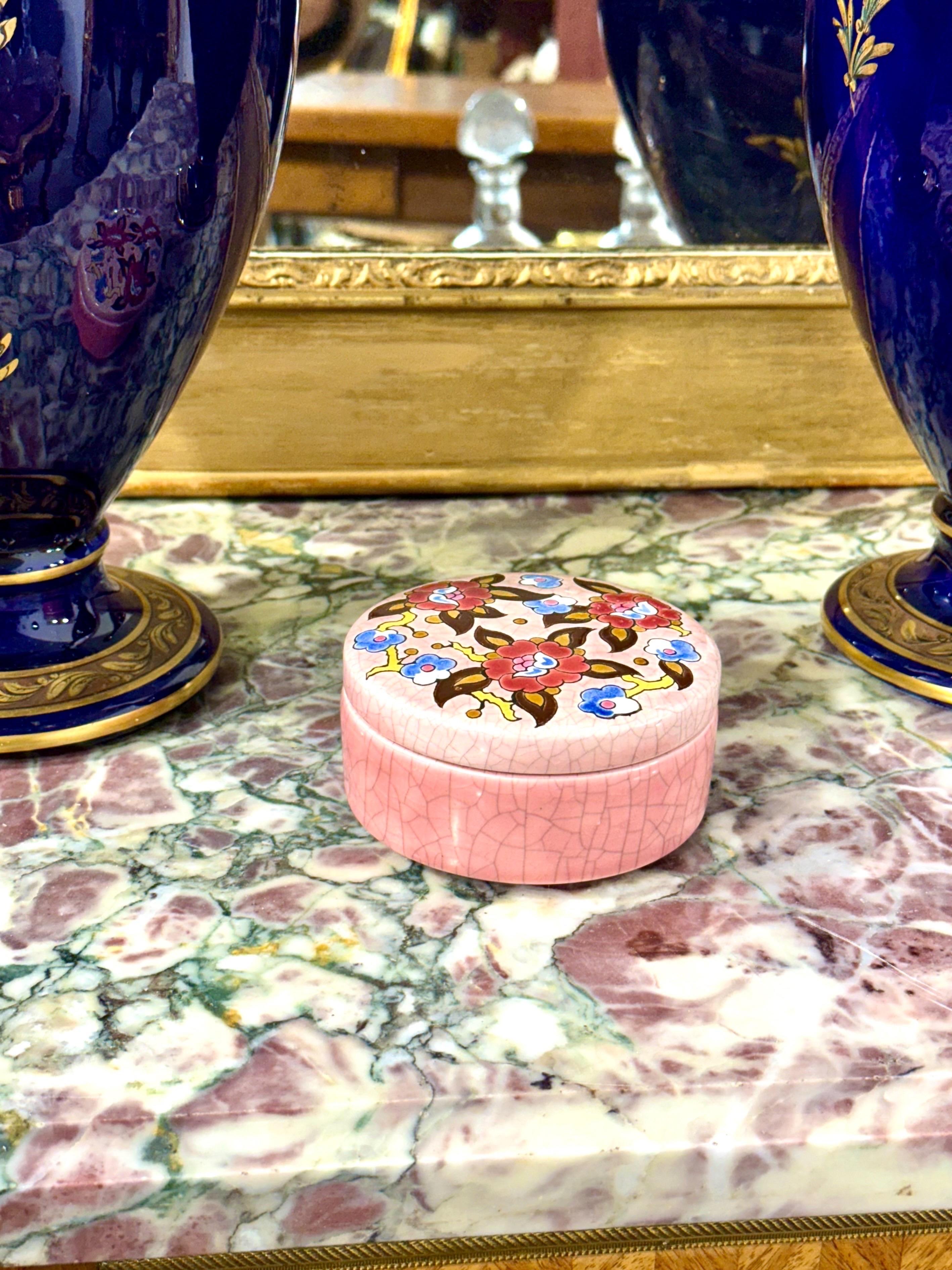 Ceramica Scatola Longwy rosa smaltata con decori floreali, firmata M.P. Chevallier in vendita