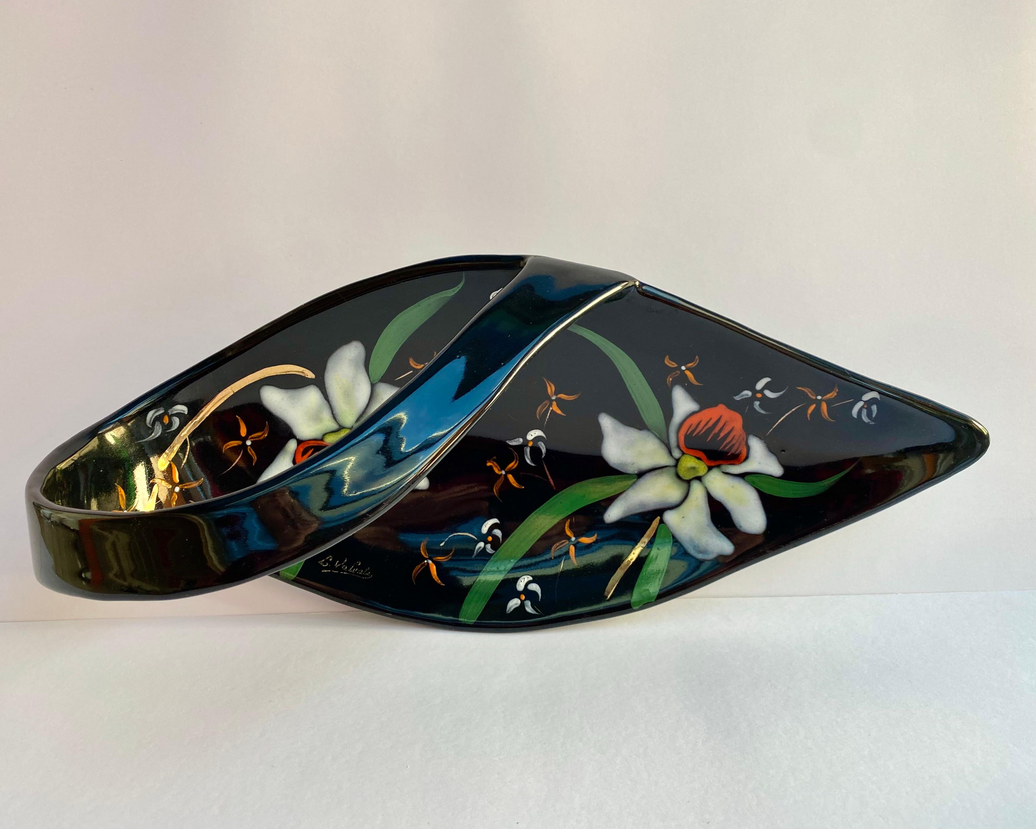 An amazing Mid-Century period faience bowl, made in France by the Emaux de Longwy art pottery workshop.

Made and signed by the ceramic artist Lea Valenti. 

The decoration consists of daffodils with green leaves on a glazed black