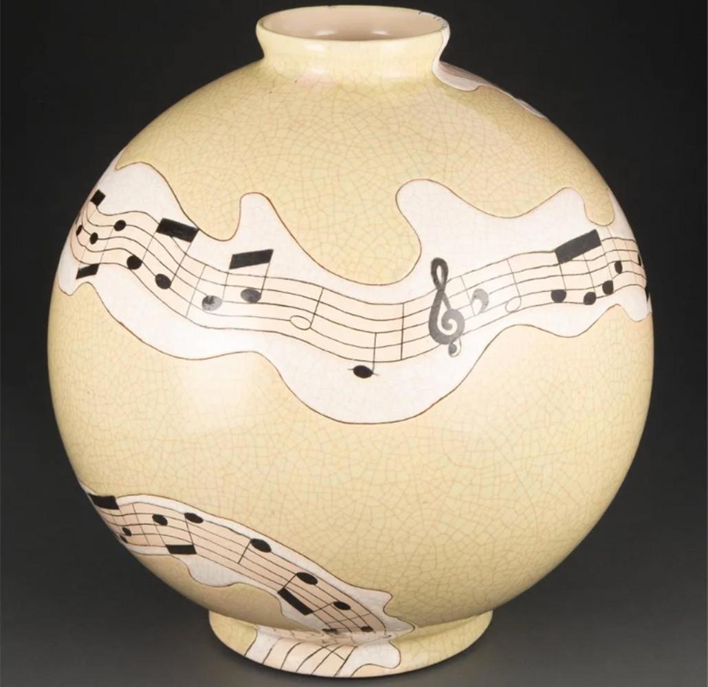 Vase monumental en faïence de Longwy Musique Conçu par Danillo Curetti, fin du 20e siècle Marques : FOLMOUTH'S, jm, TIRAGE NUMEROTE No 8, DECORÉ à la MAIN, (couronne-armoirie), EMAUX DE LONGWY, DEPUIS 1798, Made in France, Danillo Curetti 15 inches