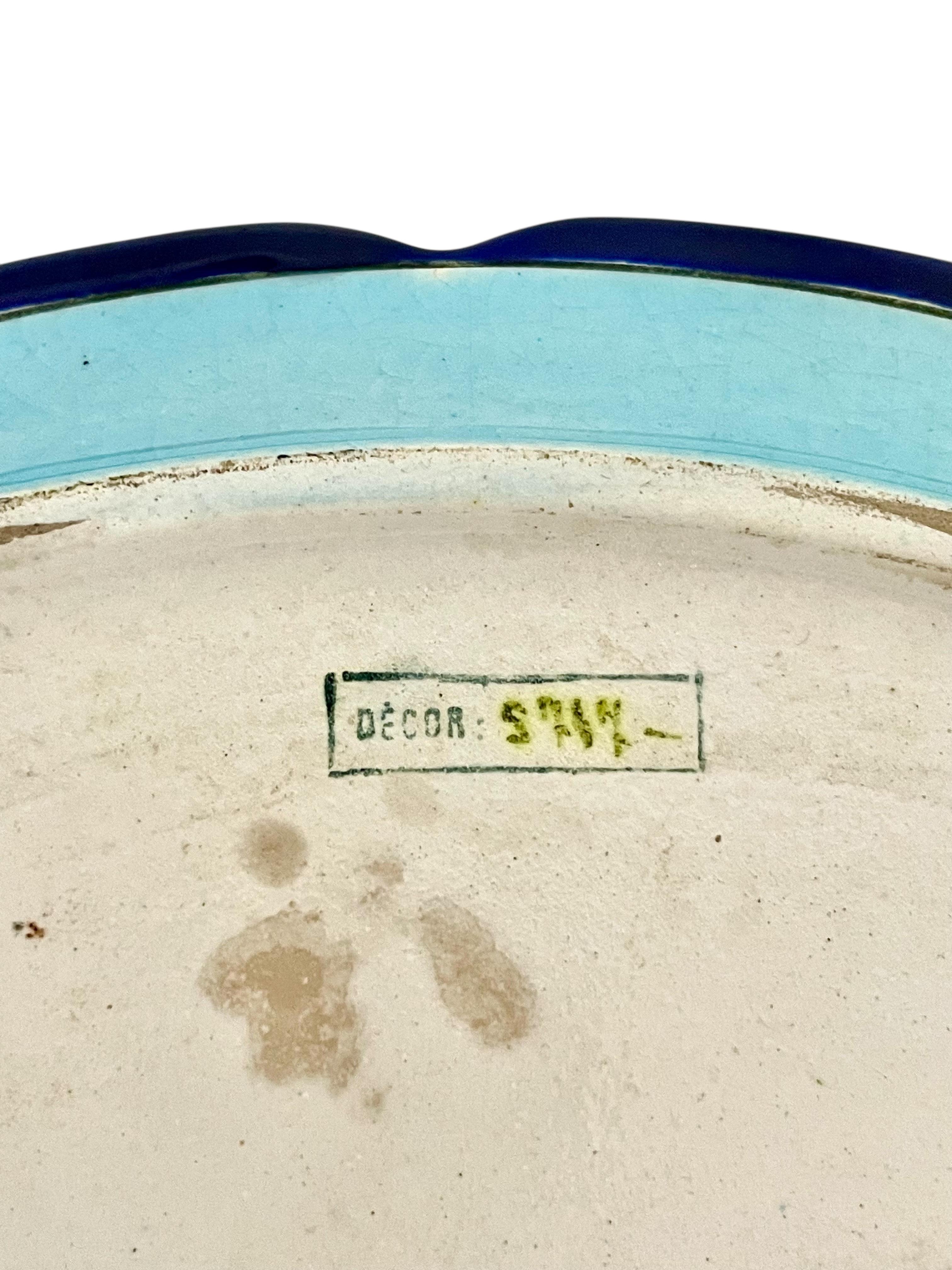Piatto rotondo in faience smaltato Longwy, Francia XX secolo in vendita 4