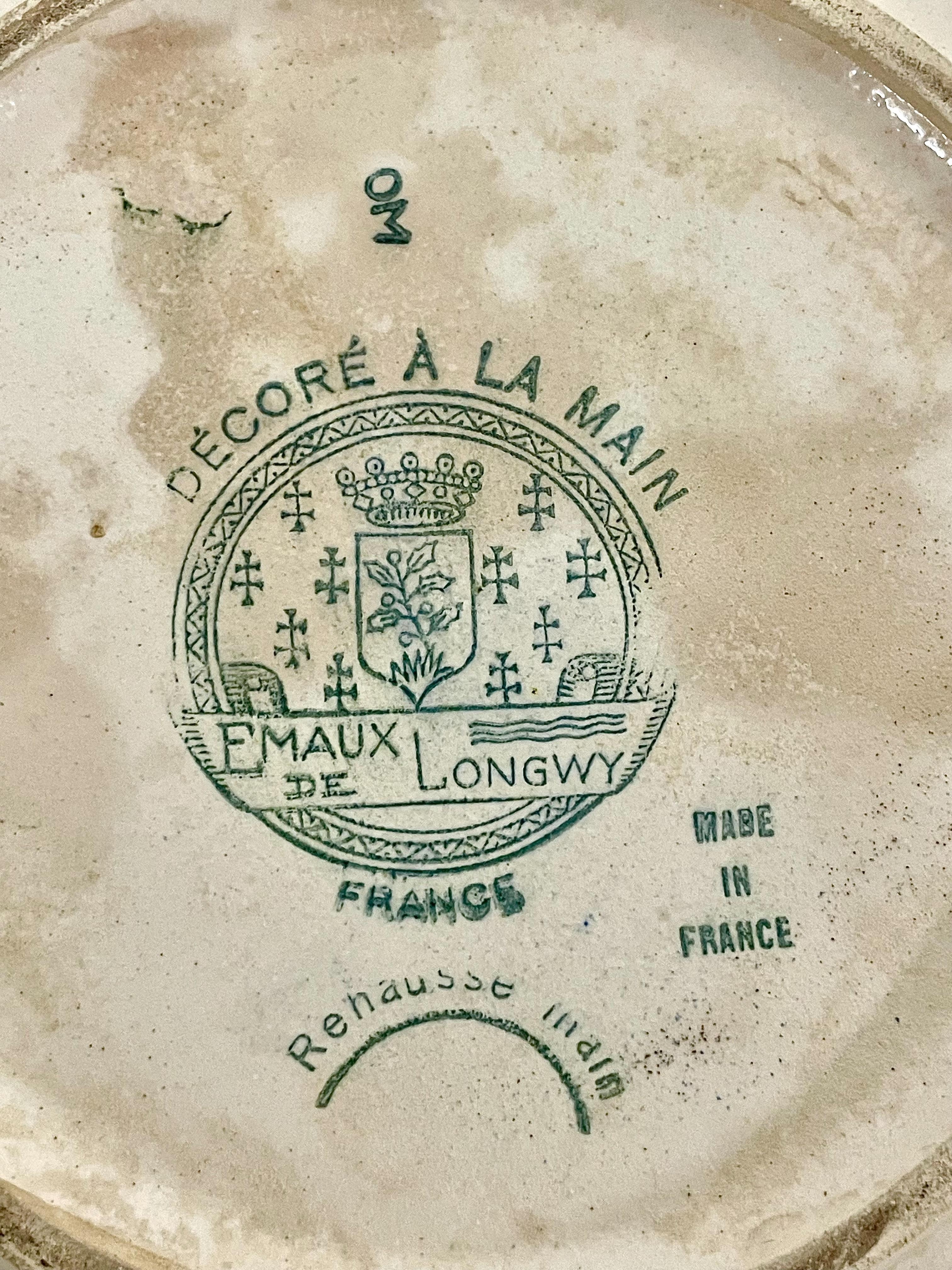 Piatto rotondo in faience smaltato Longwy, Francia XX secolo in vendita 2
