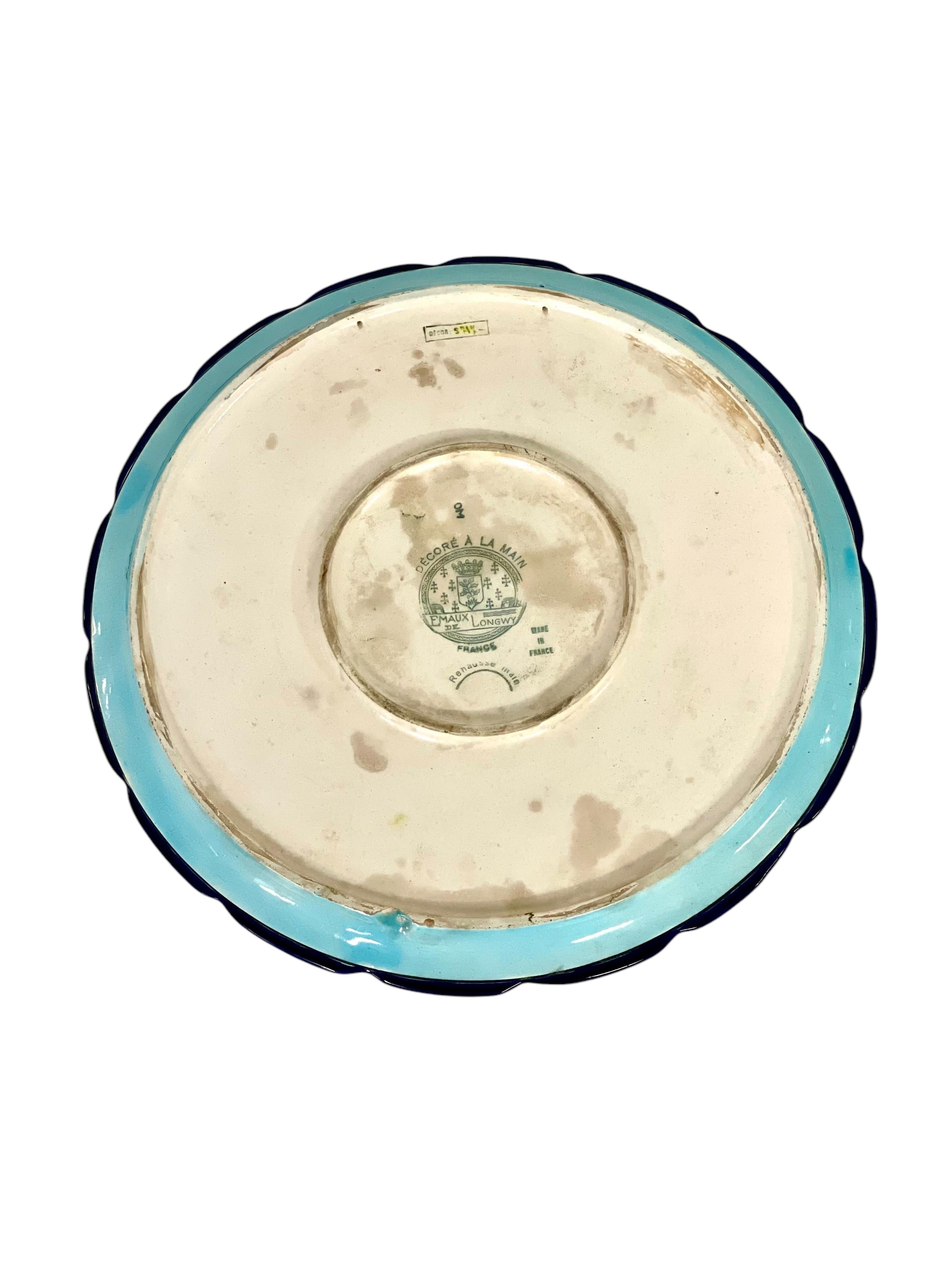 Piatto rotondo in faience smaltato Longwy, Francia XX secolo in vendita 3