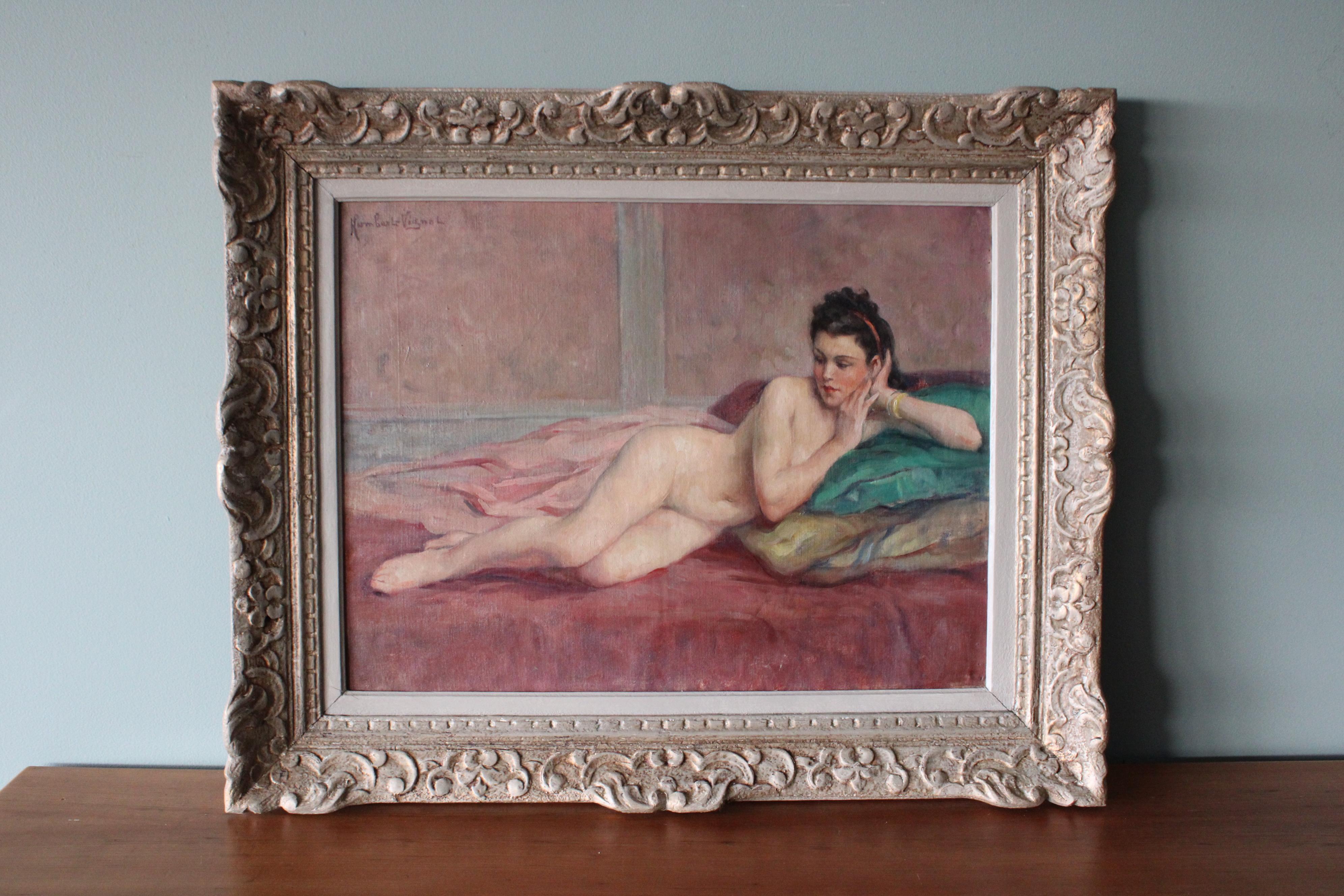 Magnifique peinture à l'huile ancienne sur toile, signée en haut à droite par l'artiste française Léonie Humbert-Vignot (1878-1960). Ce magnifique nu sur une toile relativement lisse est limité dans sa palette de couleurs mais la profondeur des